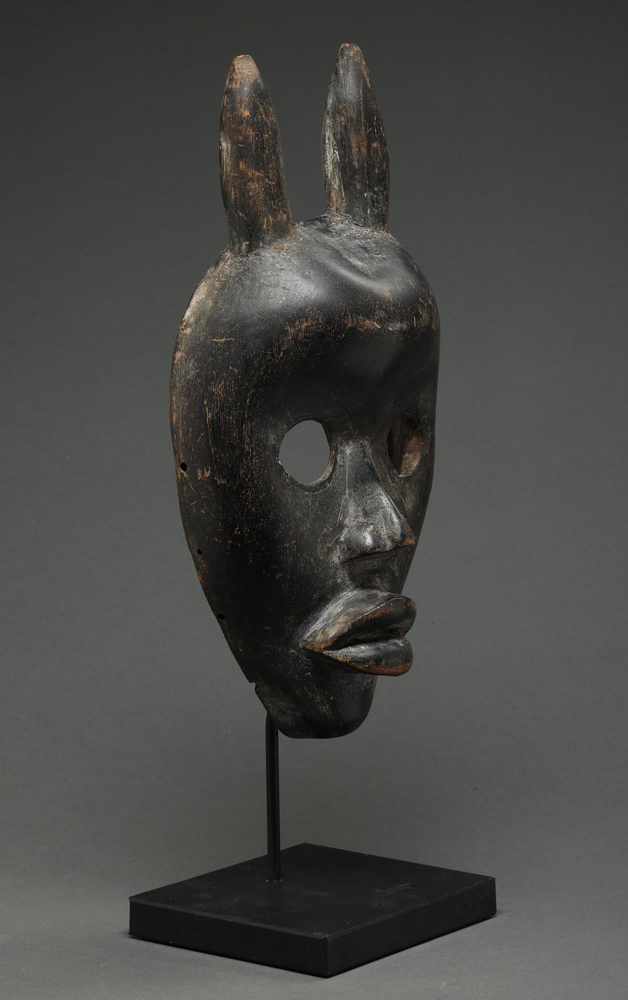 Gehörnte Antilope Mensch Dunkles Holz Maske Dan People Elfenbeinküste Afrika Offene Augen (Stammeskunst) im Angebot