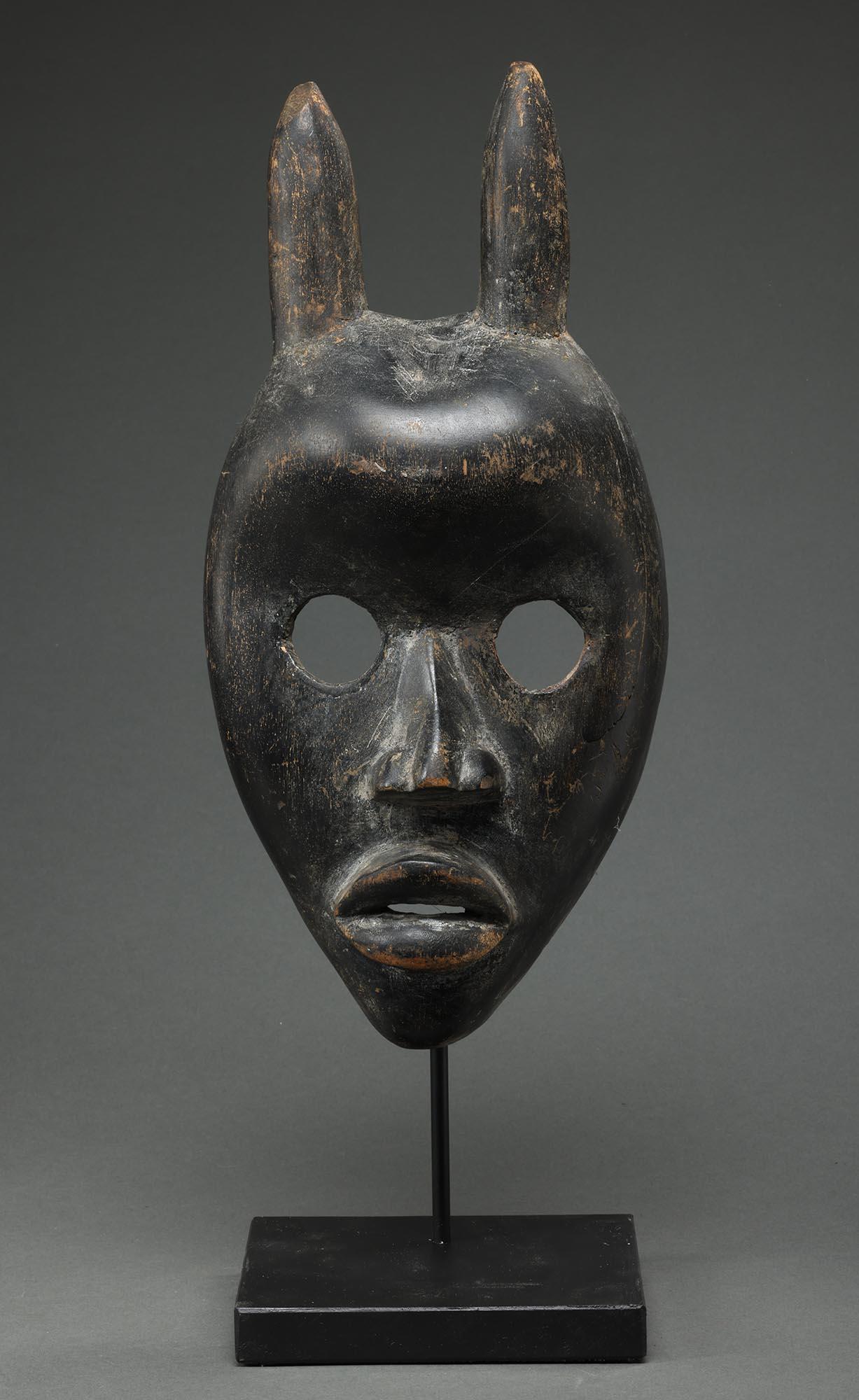 Gehörnte Antilope Mensch Dunkles Holz Maske Dan People Elfenbeinküste Afrika Offene Augen im Zustand „Starke Gebrauchsspuren“ im Angebot in Point Richmond, CA