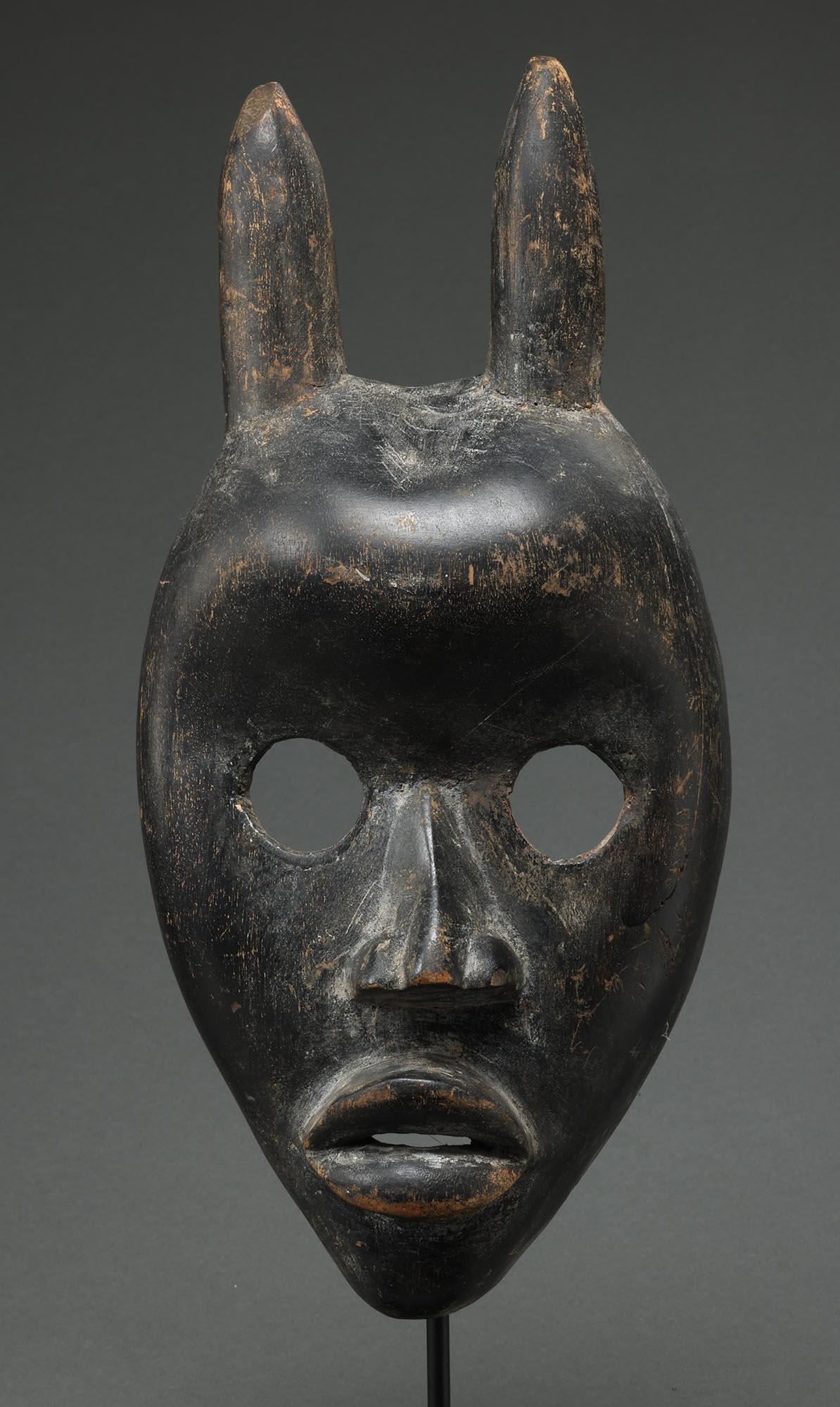 Gehörnte Antilope Mensch Dunkles Holz Maske Dan People Elfenbeinküste Afrika Offene Augen (20. Jahrhundert) im Angebot