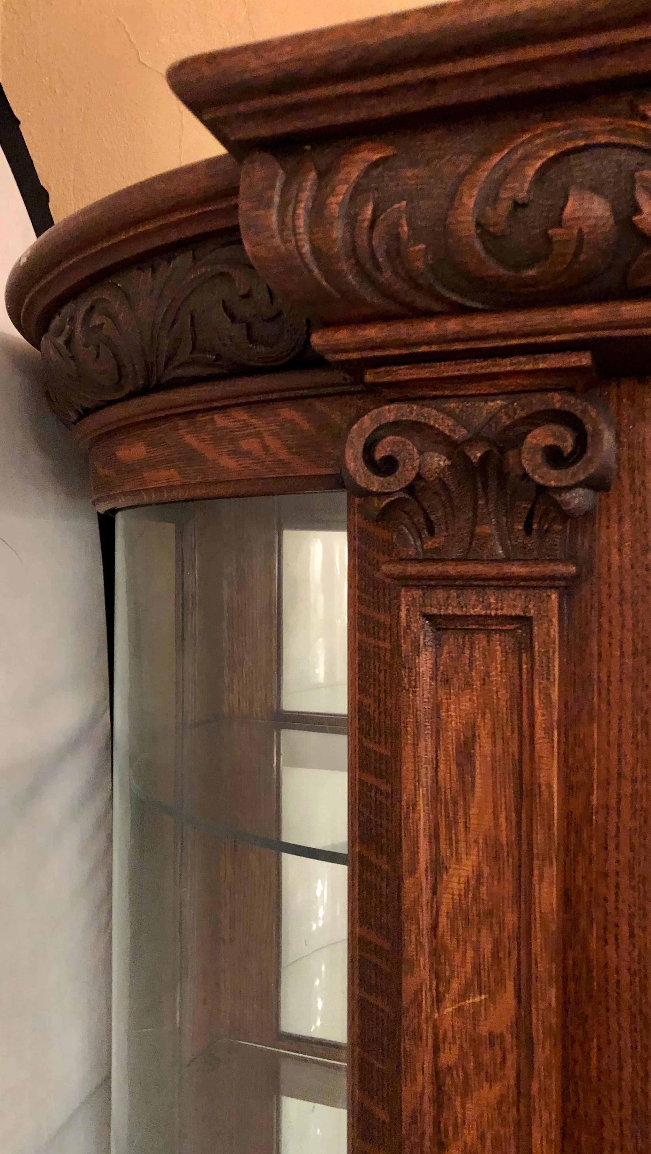 Horner or Herter Brothers Carved China Cabinet Vitrine circa 1920 of Tiger Oak In Good Condition In Stamford, CT