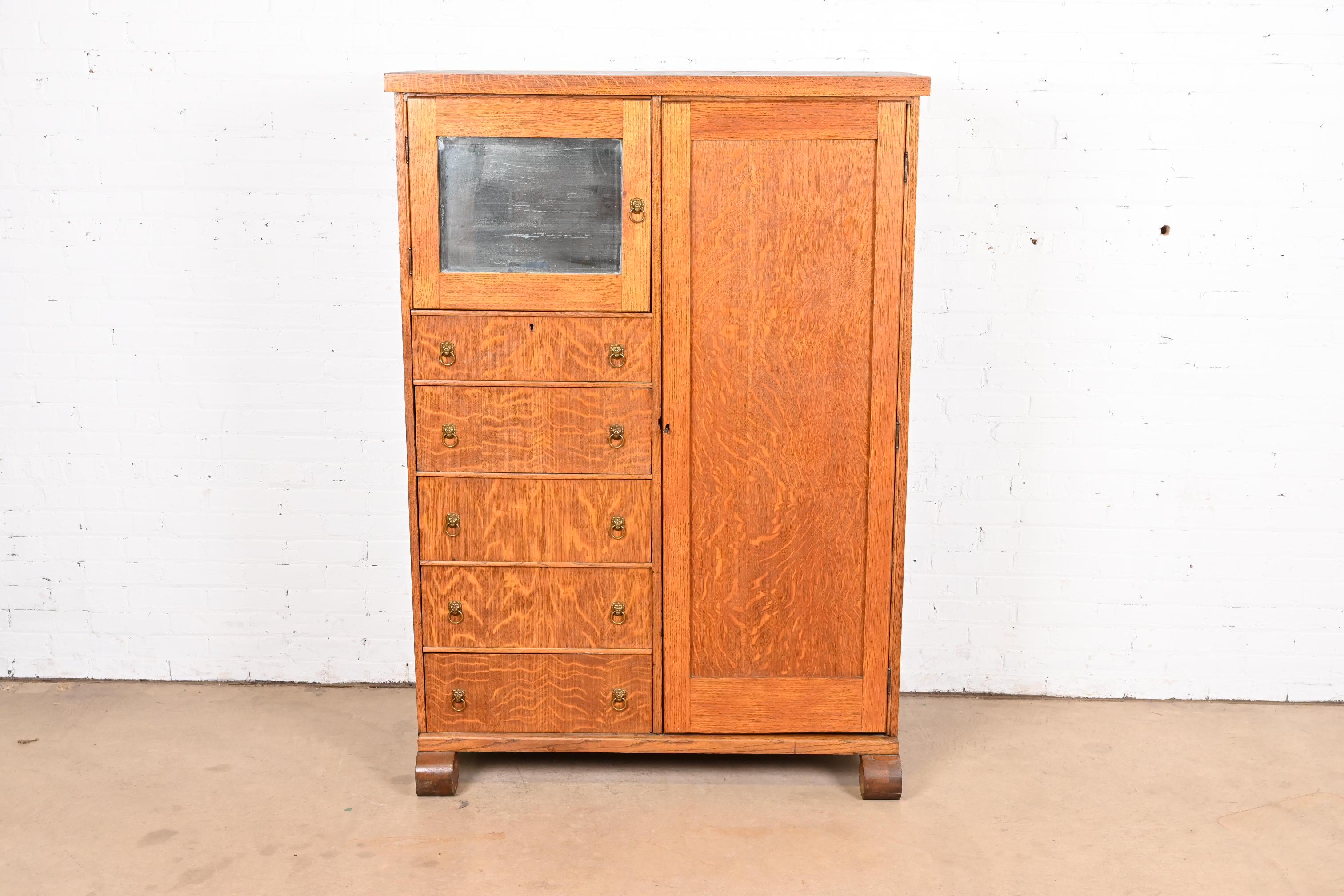 A gorgeous antique American Empire or Arts & Crafts chifferobe, armoire dresser, or gentleman's chest

In the manner of R.J. Horner

USA, Circa 1900

Beautiful quarter sawn oak, with brass lion head ring drawer pulls, and mirrored door.

Measures:
