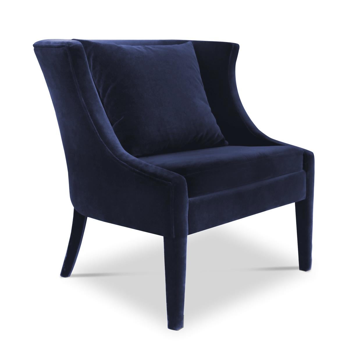 Armchair hornet with structure in solid wood and
covered with deep blue velvet fabric. Fully upholstered.
With 1 back cushion included.
Also available with other fabrics on request.
