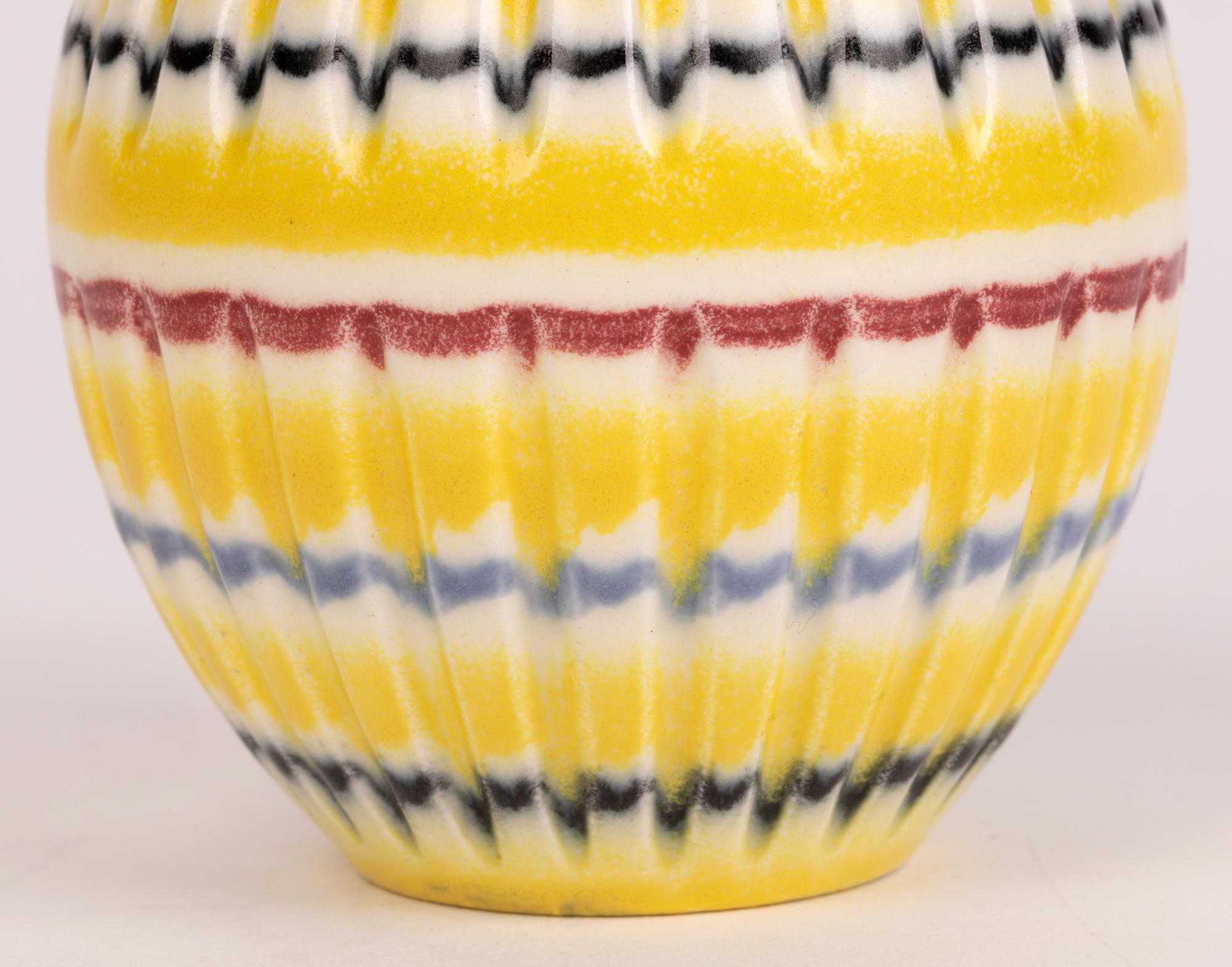 Hornsea, handbemalte Kunstkeramikvase mit Regenbogenmuster, Mid-Century (Englisch) im Angebot