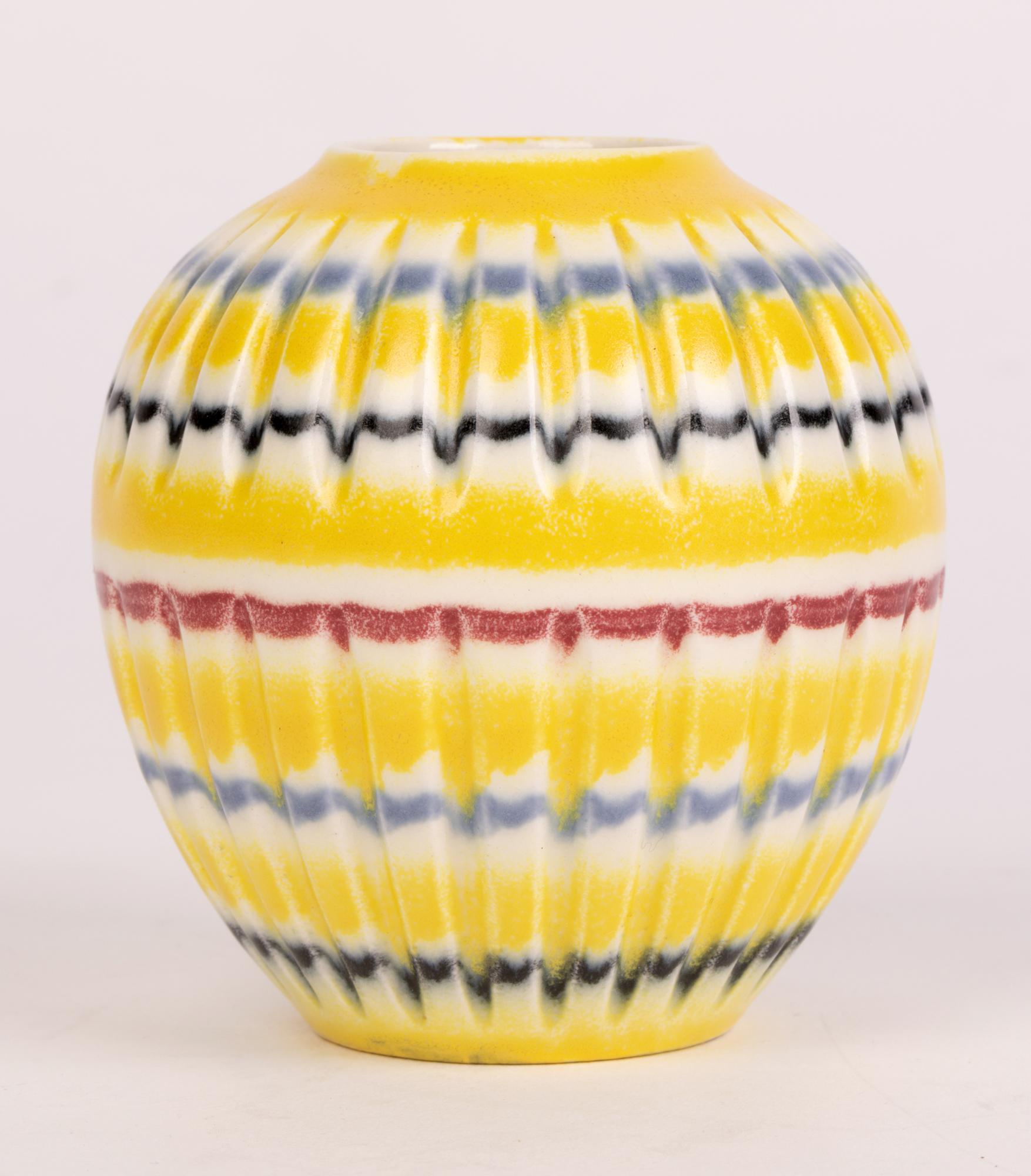 Hornsea, handbemalte Kunstkeramikvase mit Regenbogenmuster, Mid-Century (Handbemalt) im Angebot