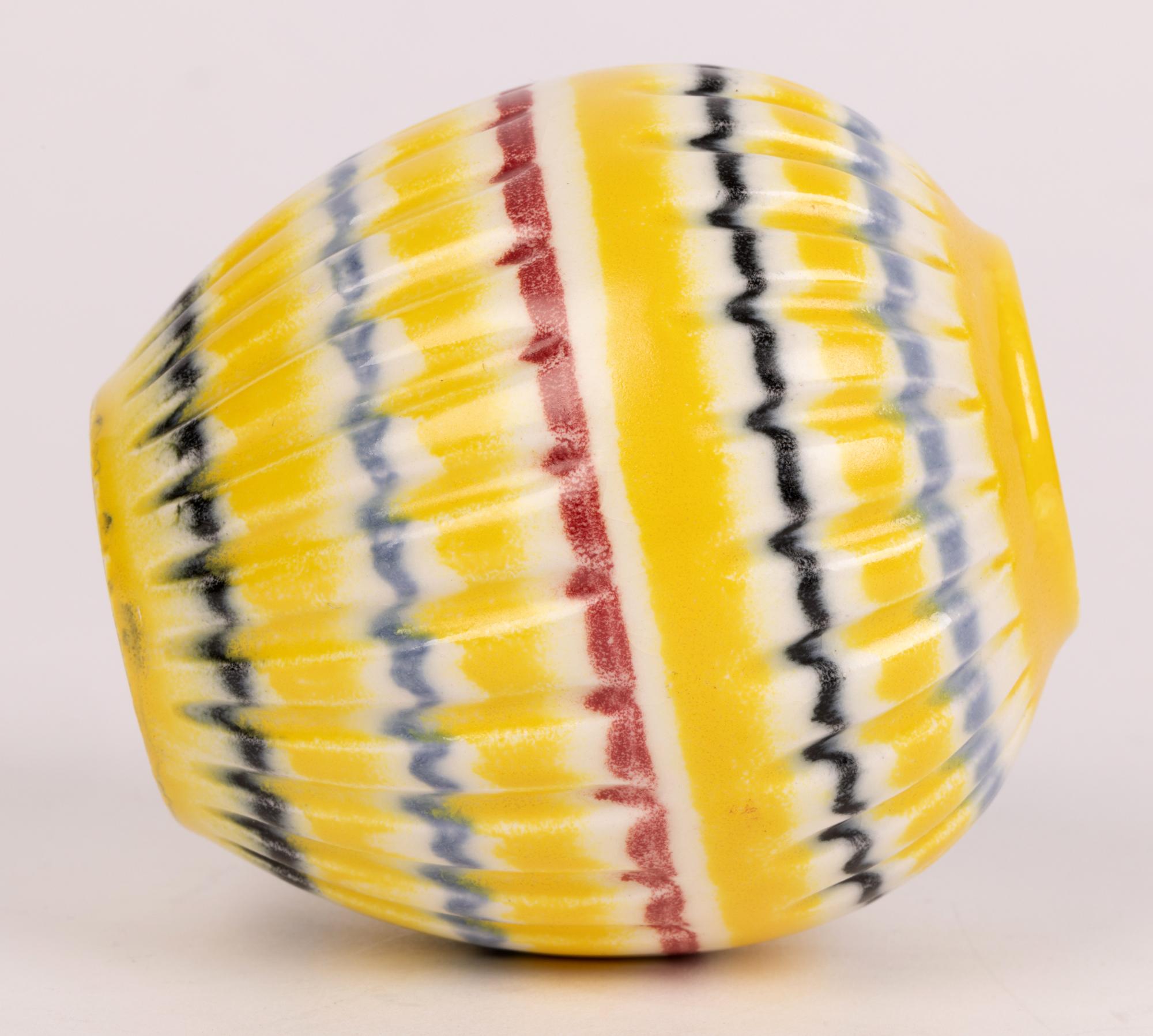 Hornsea, handbemalte Kunstkeramikvase mit Regenbogenmuster, Mid-Century im Angebot 1