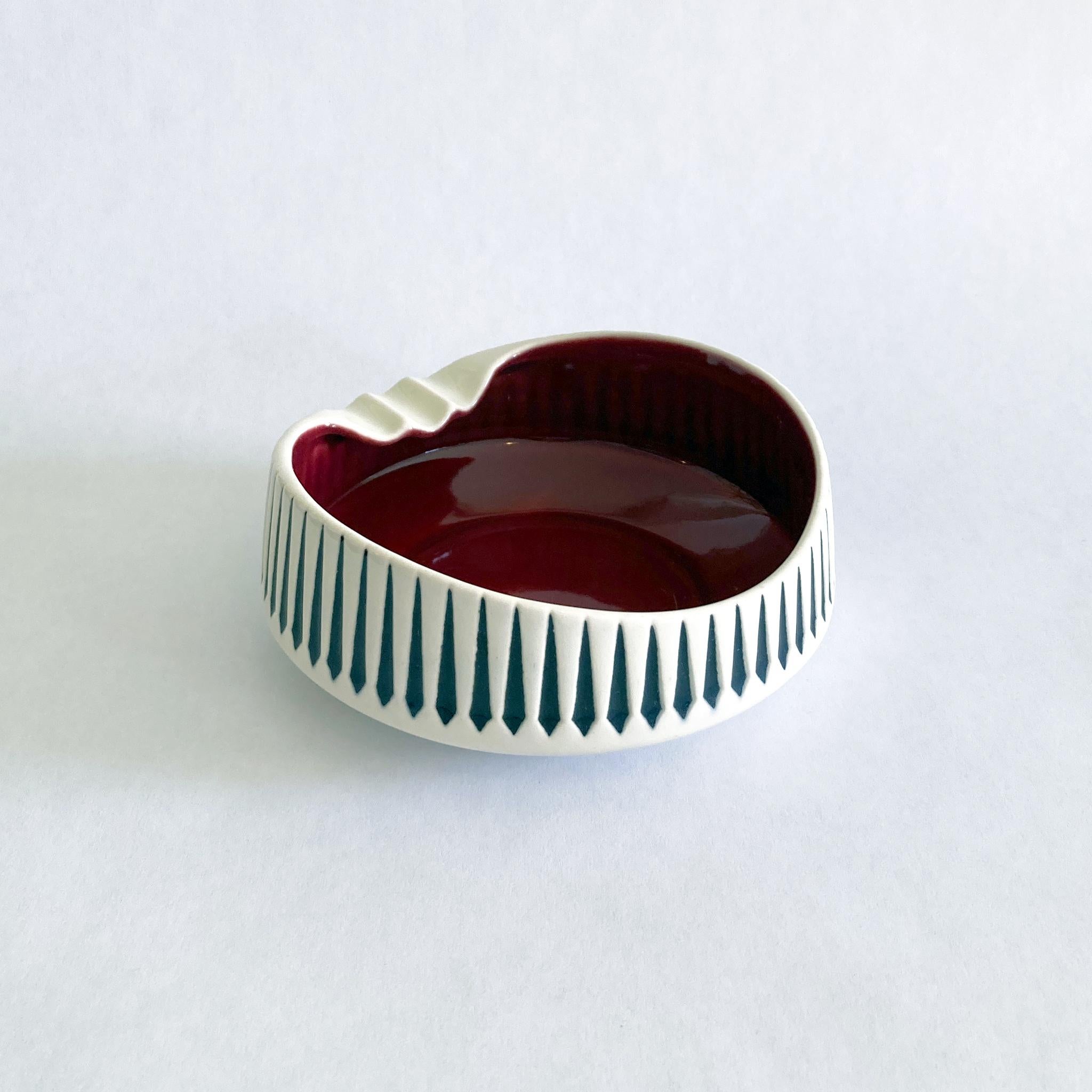 English Hornsea Pottery by John Clappison Vide Poche in White, Black and Burgundy, 1950s For Sale