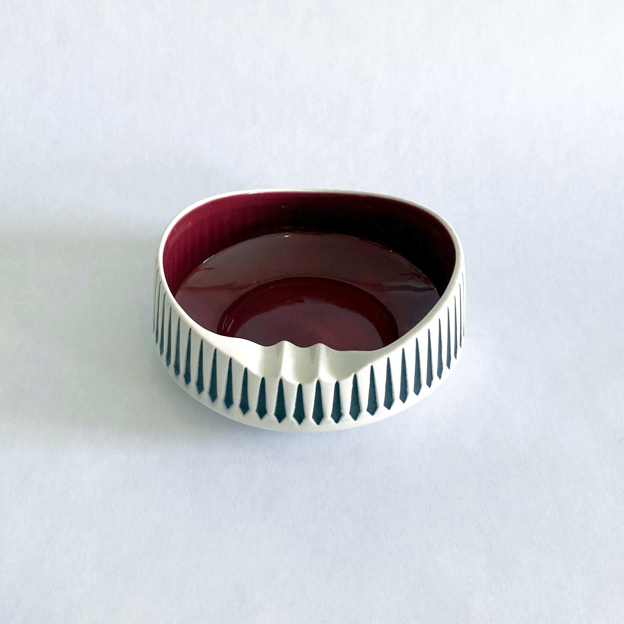 Hornsea Pottery by John Clappison Vide Poche in White, Black and Burgundy, 1950s In Good Condition For Sale In New York, NY