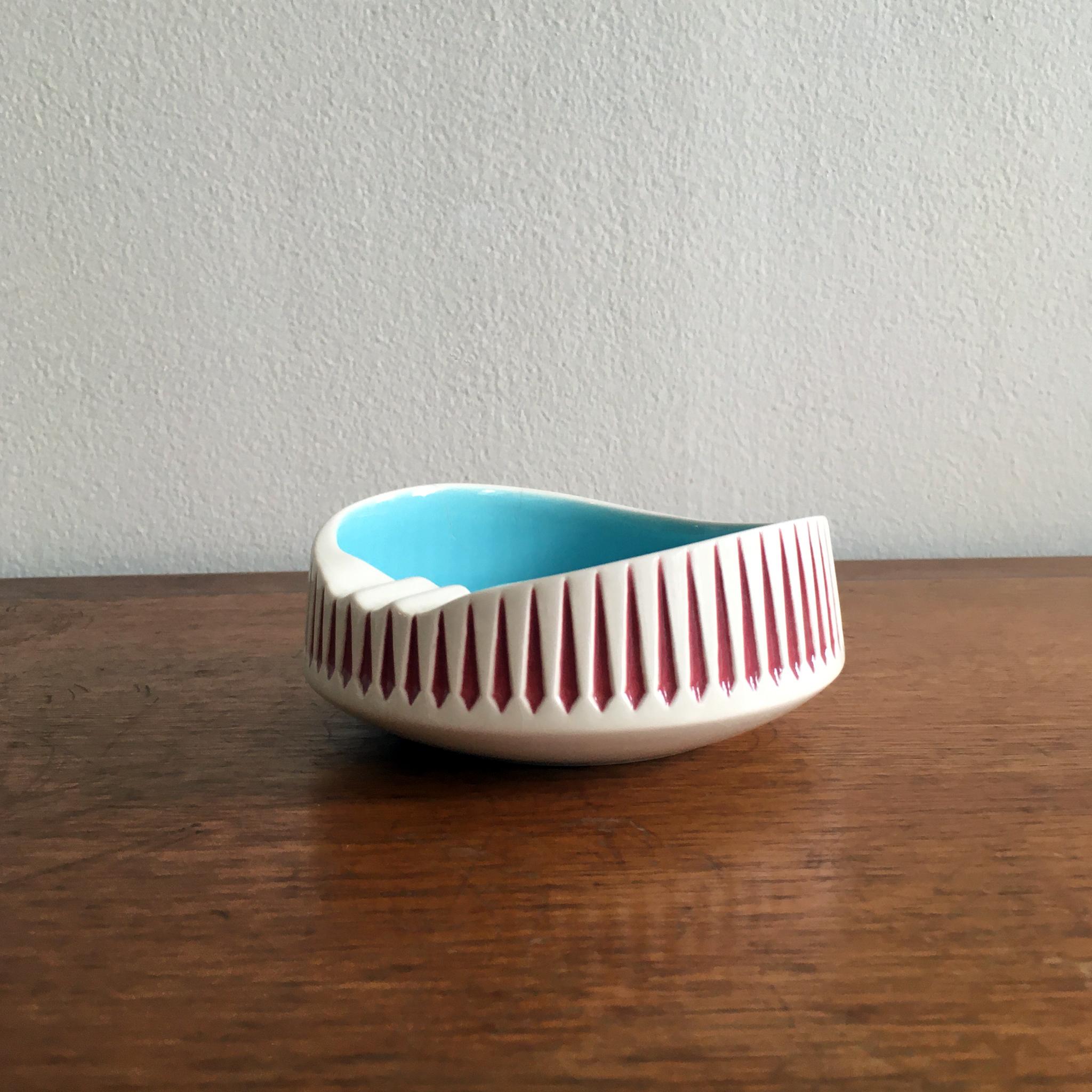 Stunning Hornsea Pottery midcentury ashtray/ catchall from Hornsea, England. Designed by John Clappison, pattern number 234.