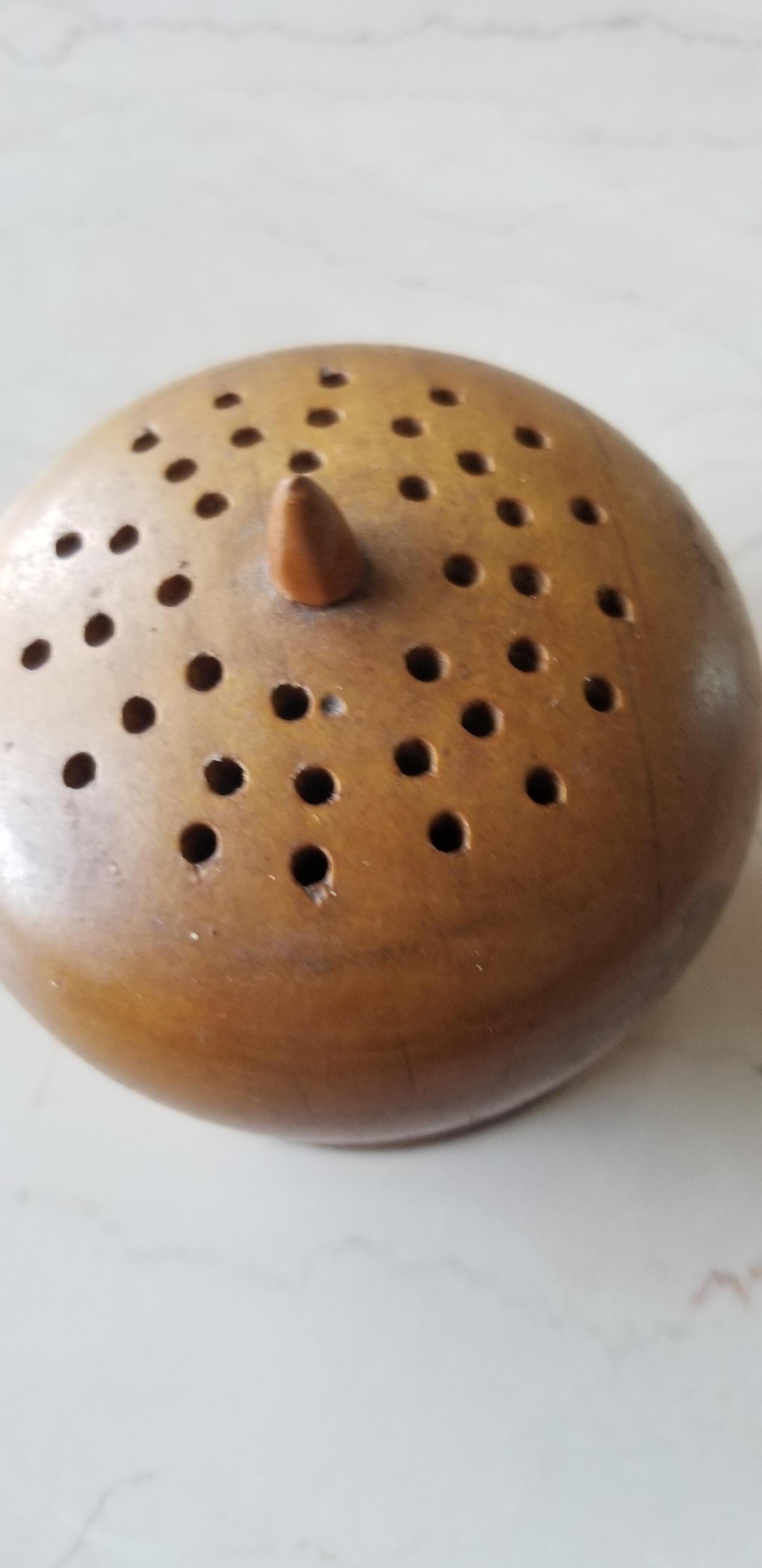 AMBIANIC presents
Hors d’oeuvre Appetizer Wood Toothpick Holder Atomic Sputnik Modern 1950s
Ideal Midcentury Modern Serving Piece for cheese cubes appetizer FUN!
approximately: 3.5Tall x 10 inches Diameter
Preowned Unrestored Original Vintage