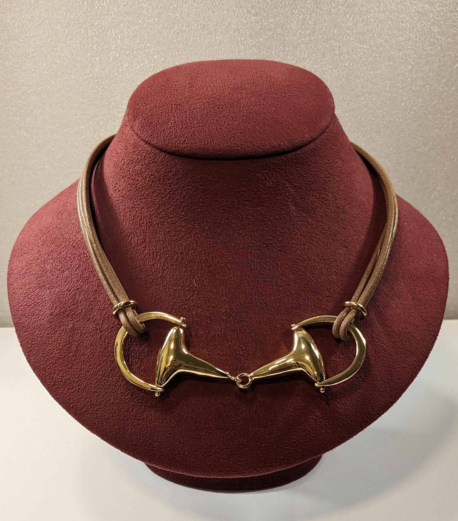 Necklace with gold-plated central stirrup and choker with four brown leather strips by Regina Cora
Dimensions  46cm
Rear chain length  5 cm


READY TO SHIP
*Shipment of this piece is not affected by COVID-19. Orders welcome!*
Musuła comes from the
