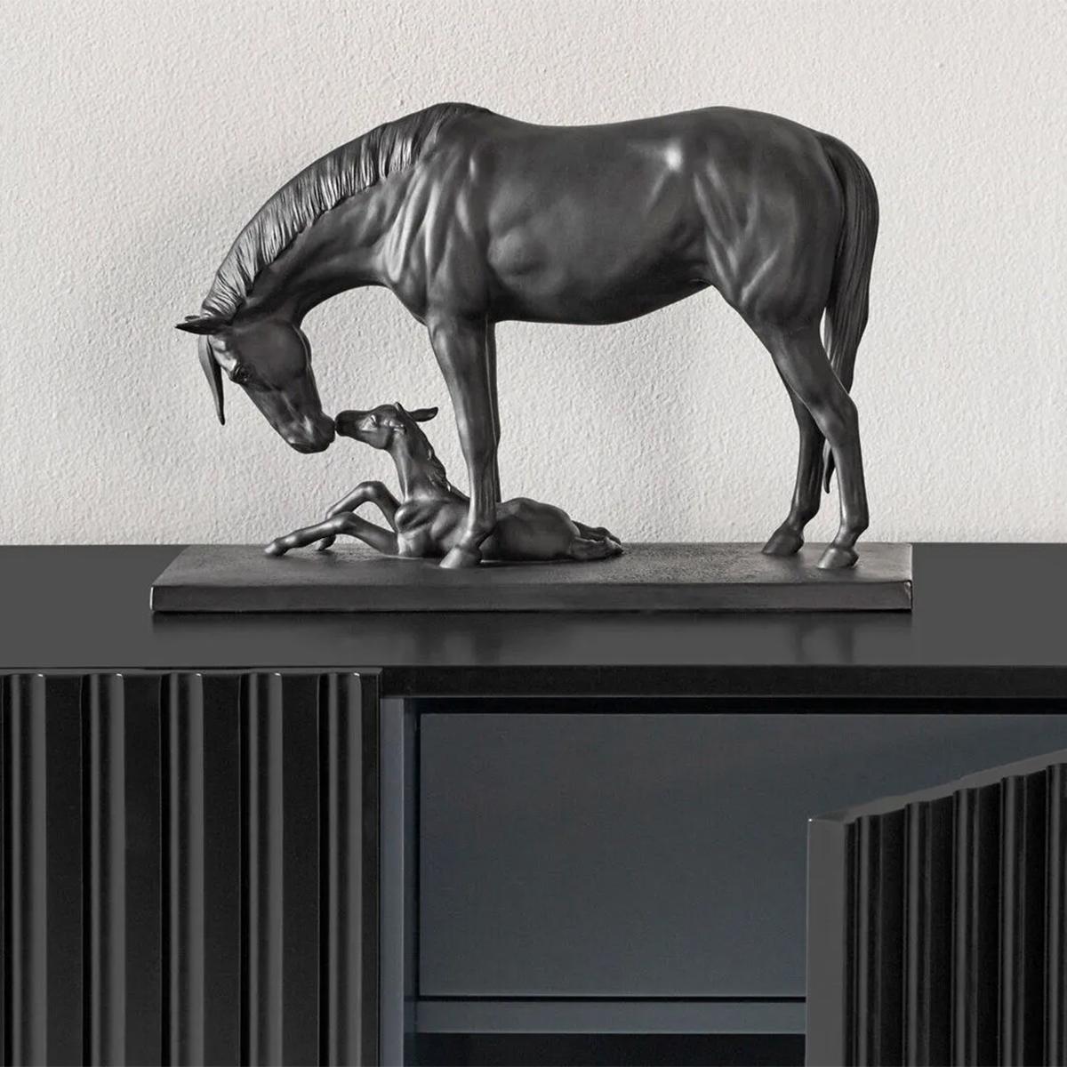 Sculpture de cheval noir en vente 3