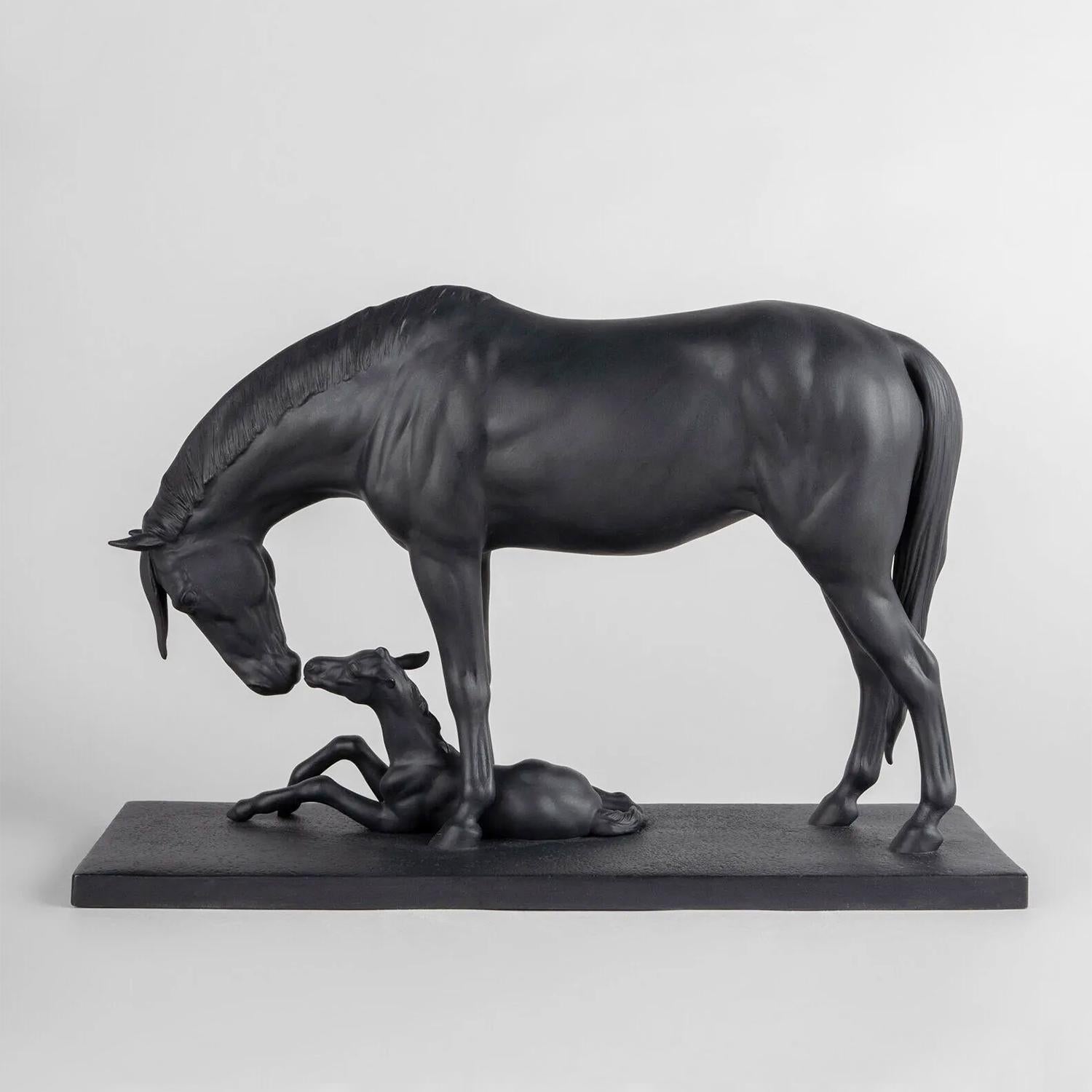 Skulptur Pferd Schwarz mit aller Struktur in 
Porzellan in schwarzer, matter Ausführung.