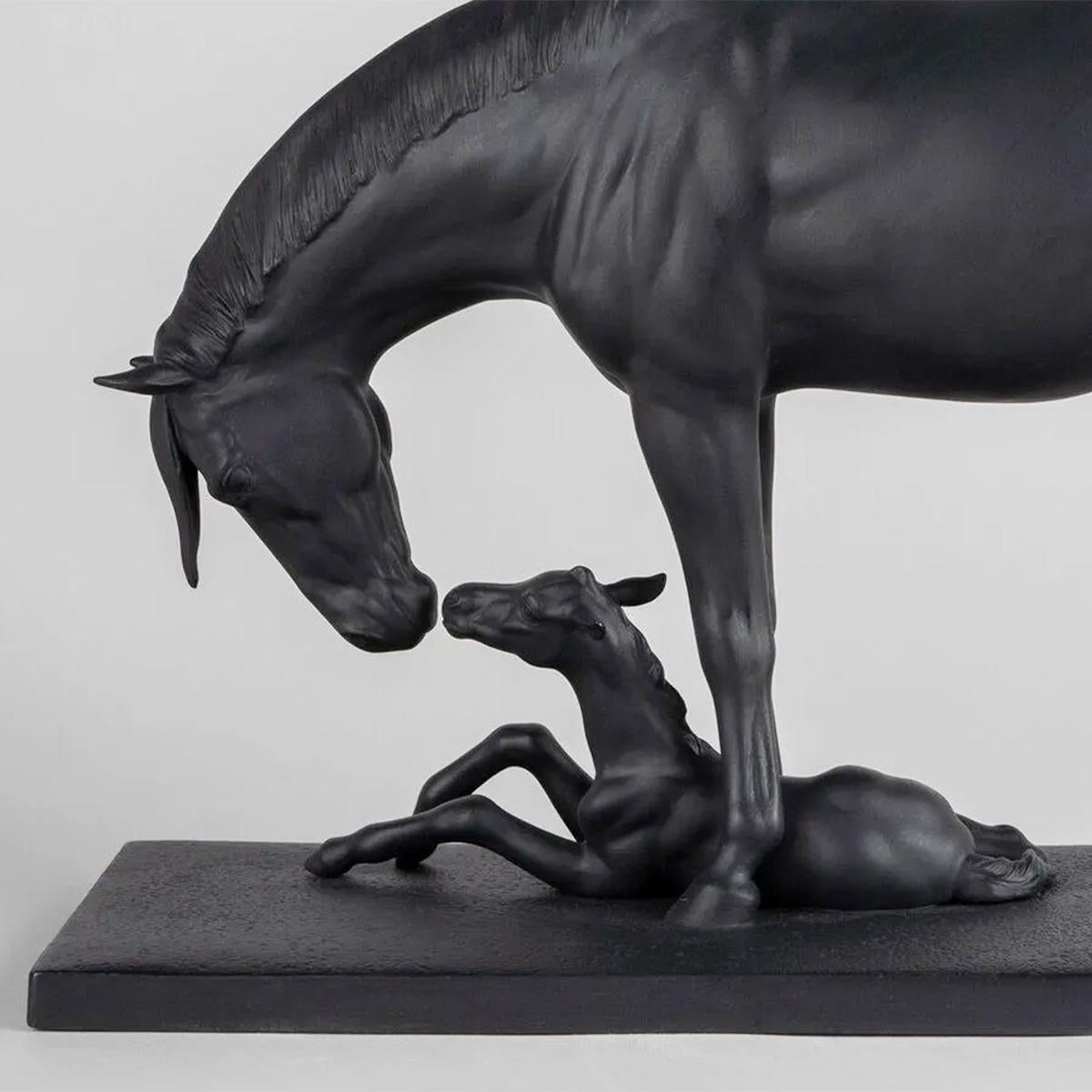 Schwarze Pferd-Skulptur (Porzellan) im Angebot