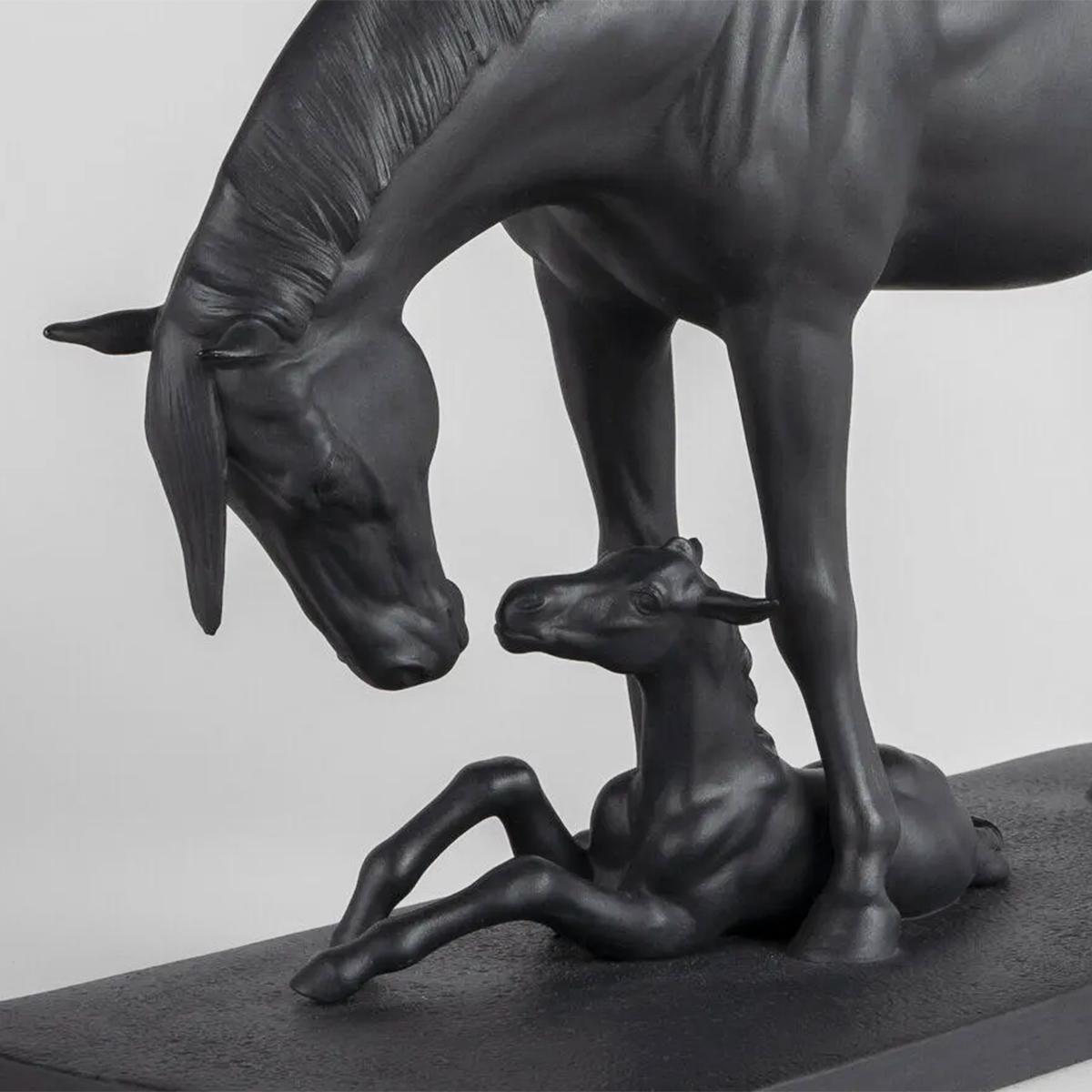 Schwarze Pferd-Skulptur im Angebot 1