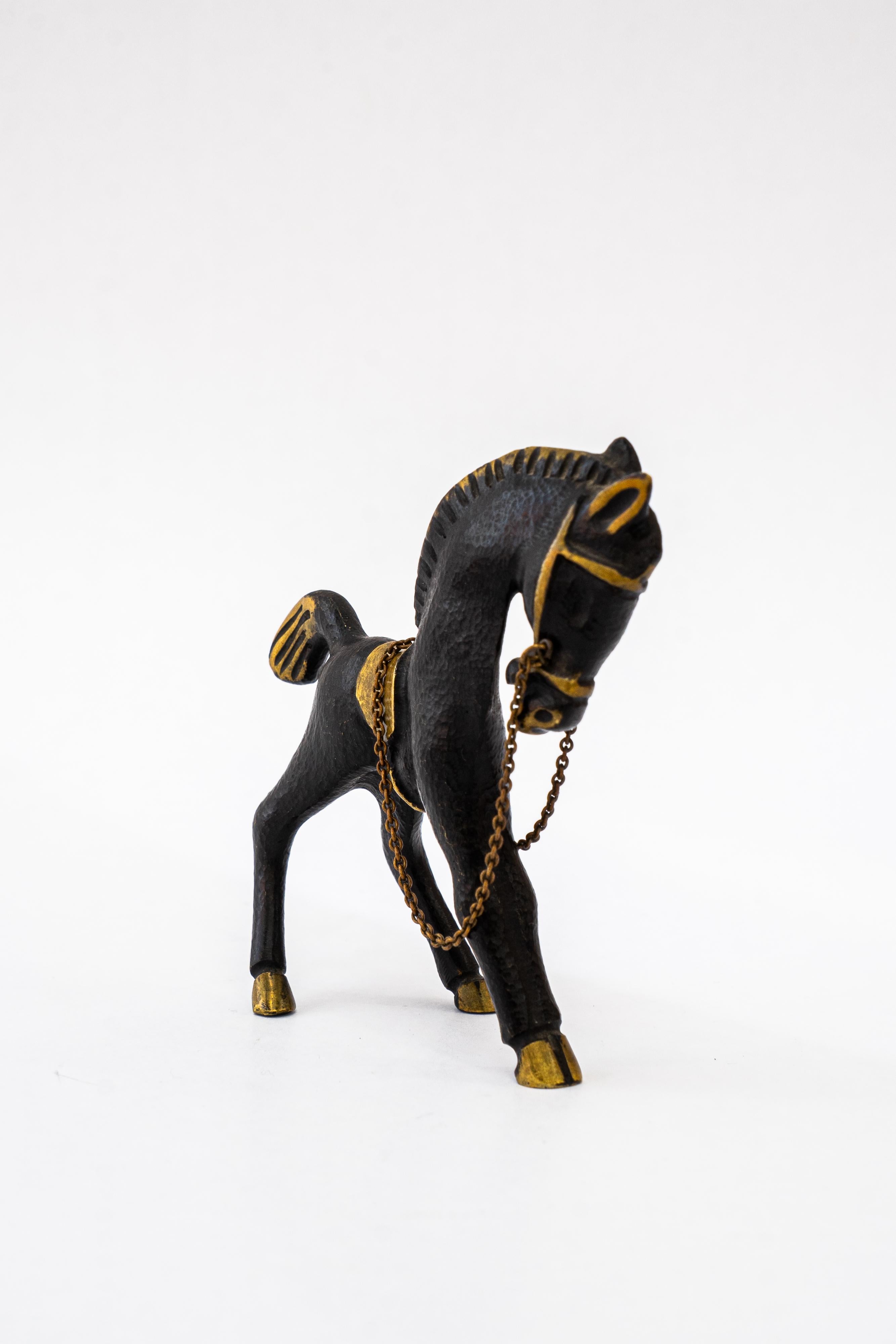 Horse brass figurine bosse around 1950s
Brass blackened
Original condition