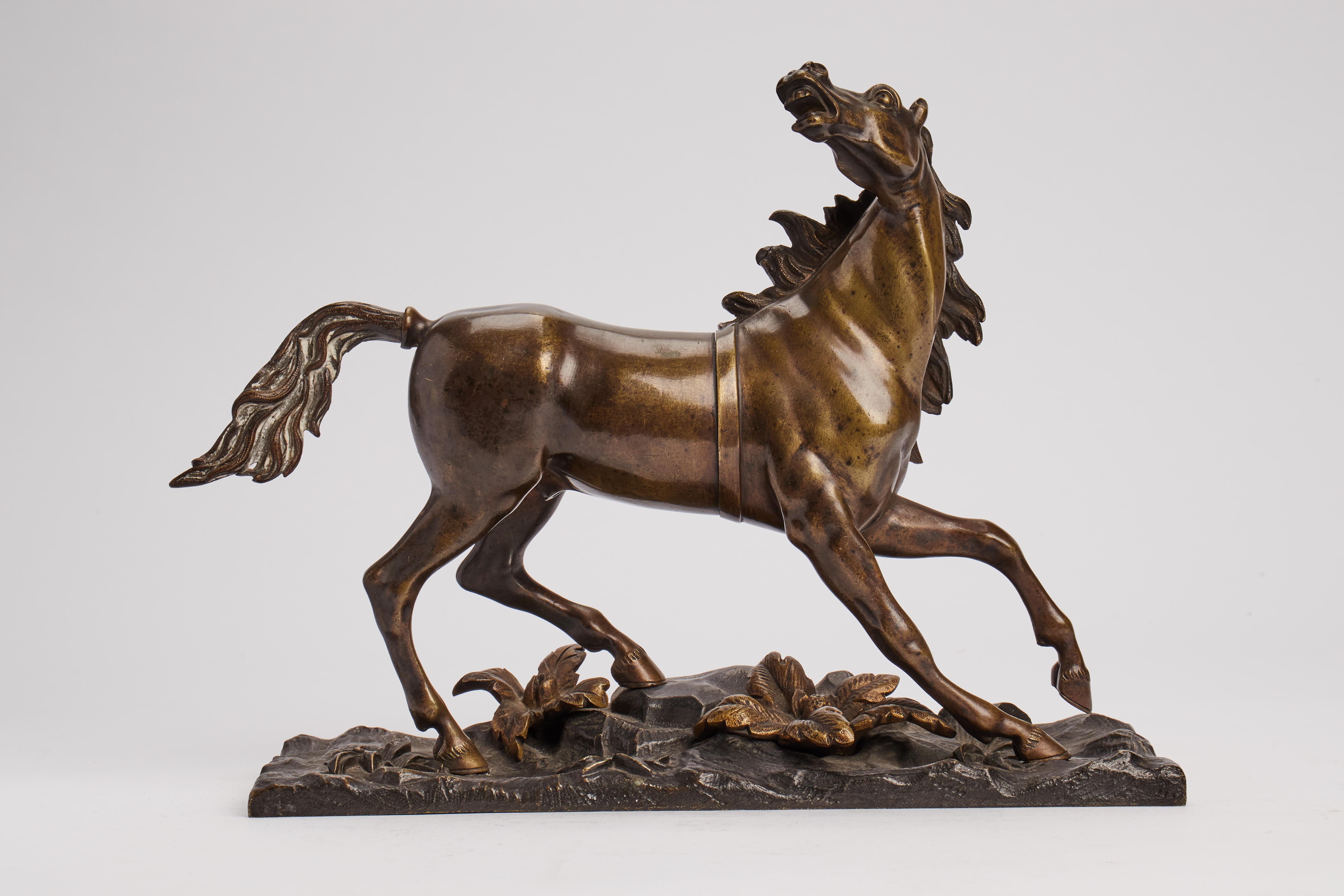 Bronzeskulptur, die ein sich bewegendes Pferd darstellt und auf einem rechteckigen Bronzesockel steht. Frankreich um 1890.