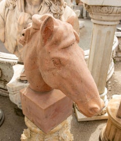 Pferdebüste in braunem Alicante-Marmor geschnitzt