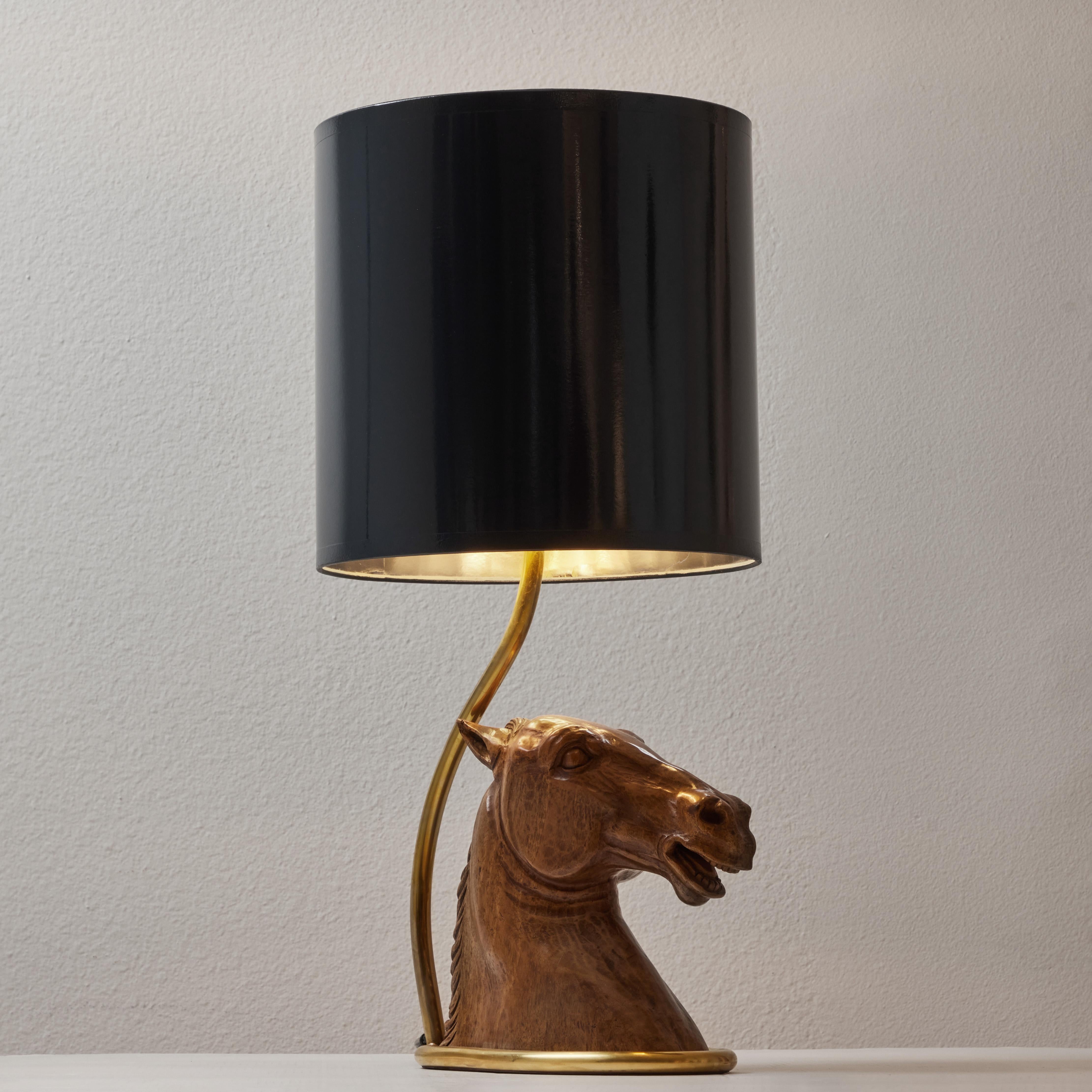 Diese Lampe ist ein wunderbares Beispiel für die Kreativität des Hauses Gucci, das in den 1970er Jahren ein wahres Kraftzentrum für Design war. Eine schön geschnitzte hölzerne Pferdebüste, die in einem ovalen Messingbeschlag ruht, der wahrscheinlich