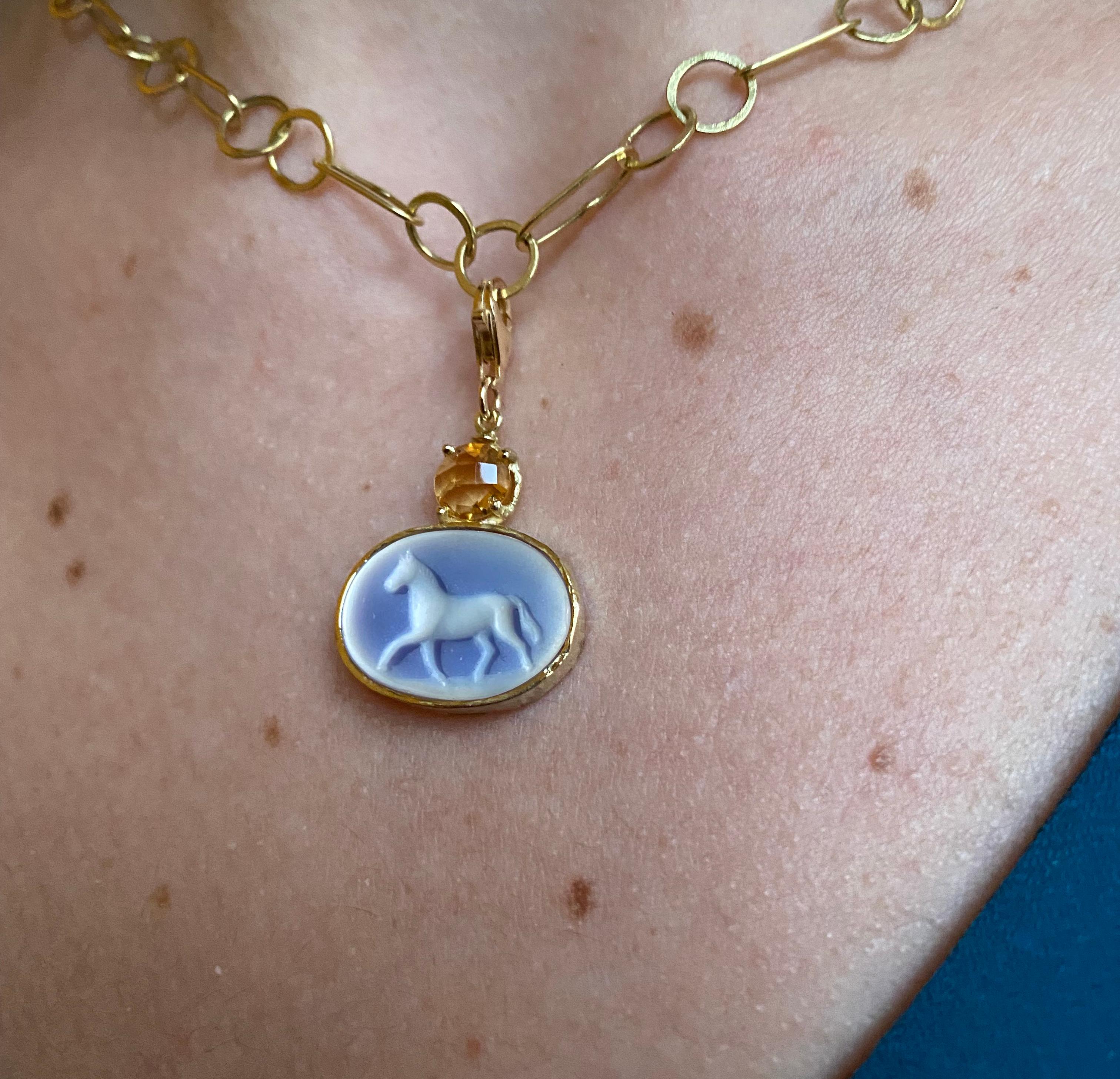 Collection S/One Design,  Pour les amoureux des chevaux, un joli pendentif en forme de breloque, fabriqué à la main dans une  Hammer  Lunette en or jaune 18 carats ornée de magnifiques Agates bleues et blanches sculptées à la main avec une Citrine