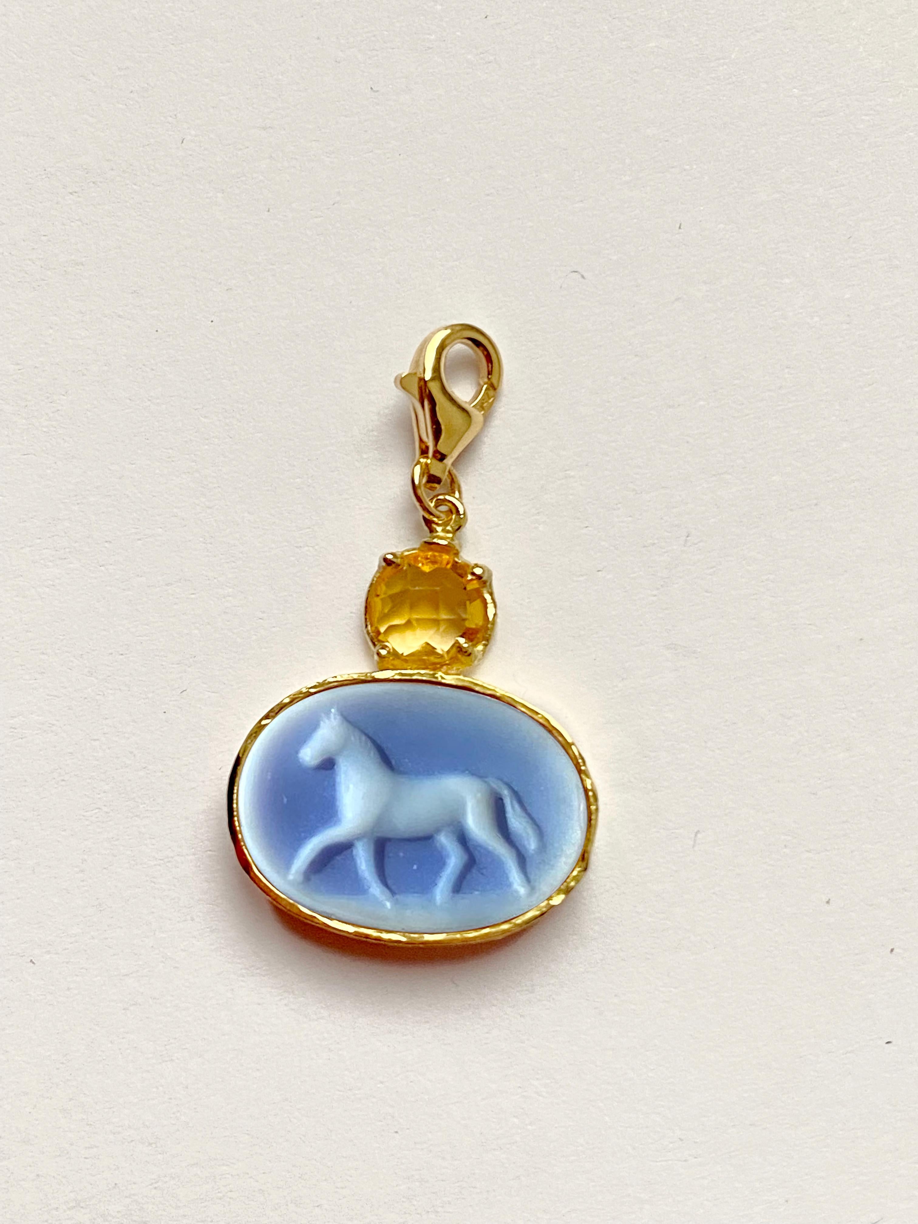 Moderne Rare et unique breloque cheval en agate bleue or jaune 18 carats avec chaton martelé et citrine en vente