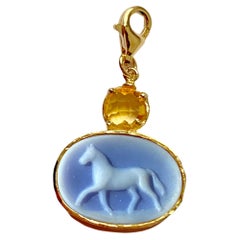 Horse Charme Blue and White Agate 18 Karats Yellow Gold Hammered Bezel Citrine