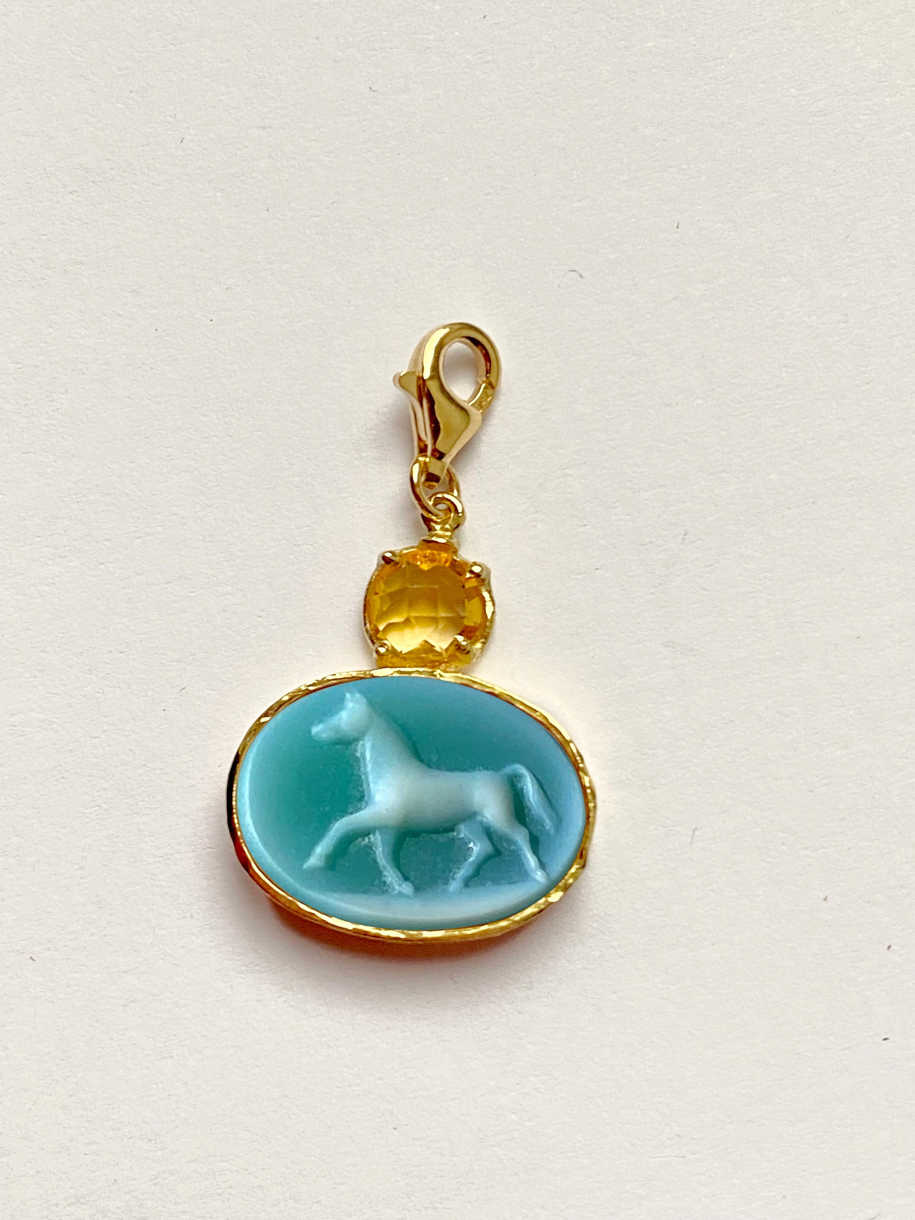 Horse Charme Hammered Bezel Green Agate 18 Karats Yellow Gold Carved Citrine In New Condition For Sale In Rome, IT