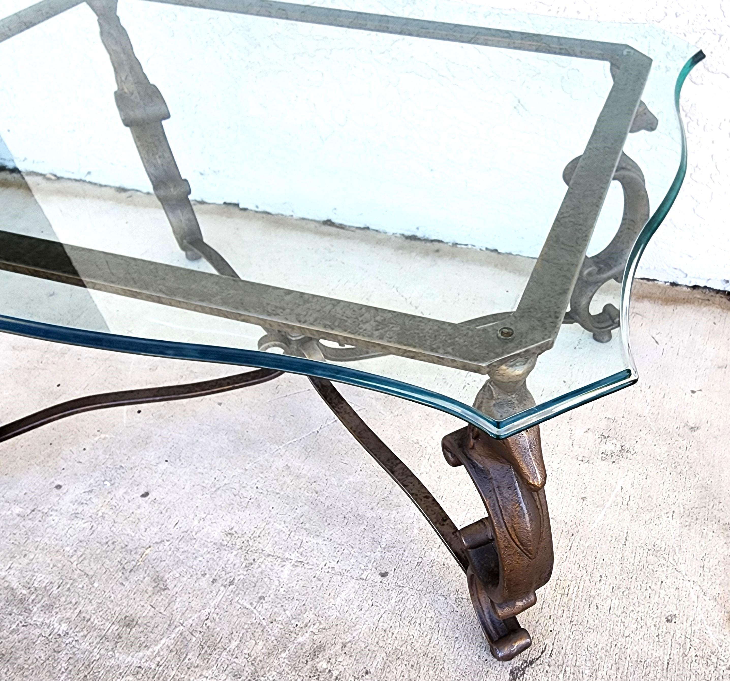 Table basse de style Maison Jansen en acier patiné sur pied de sabot en vente 1