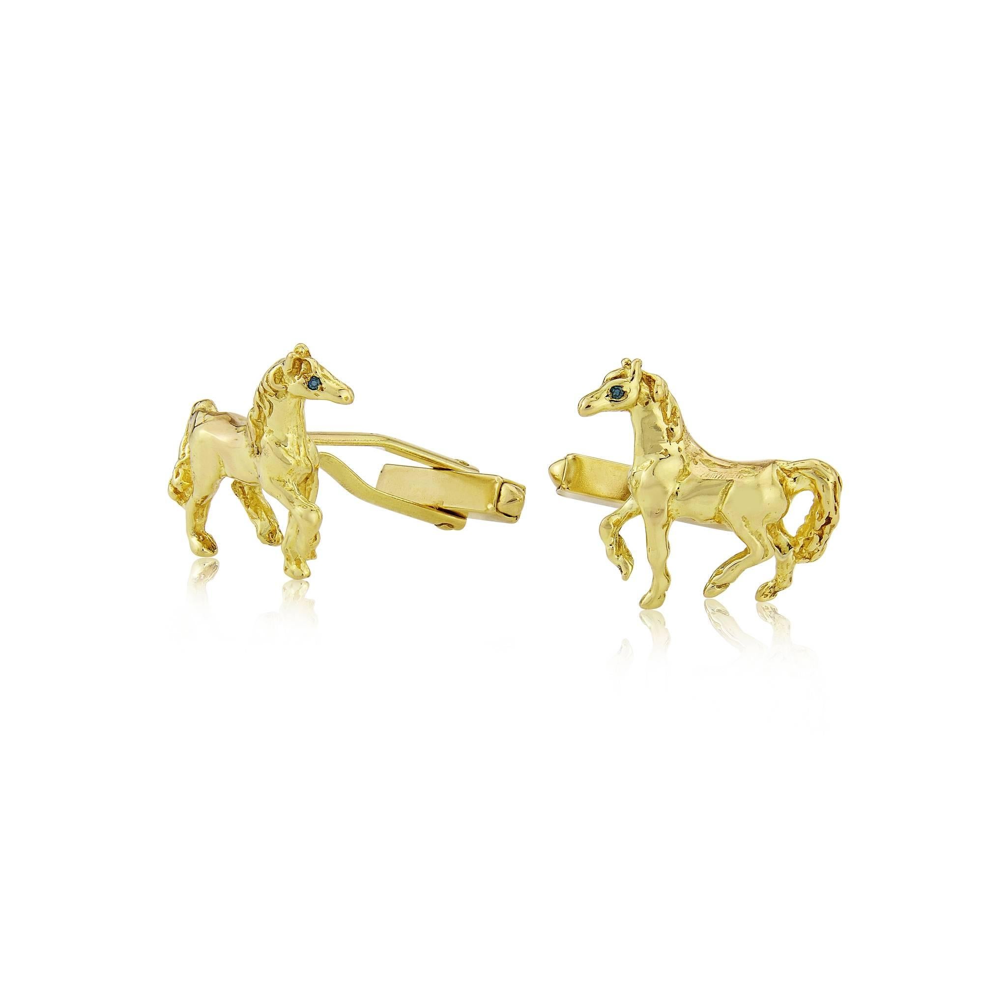 This miniature sculpture catches the elegant movement of a beautiful horse.
Cast in solid 18 k gold the luxurious look as enhanced by the emeralds set as the eyes.
The cufflinks are made as a right and left and sit beautifully on the cuff.
Each