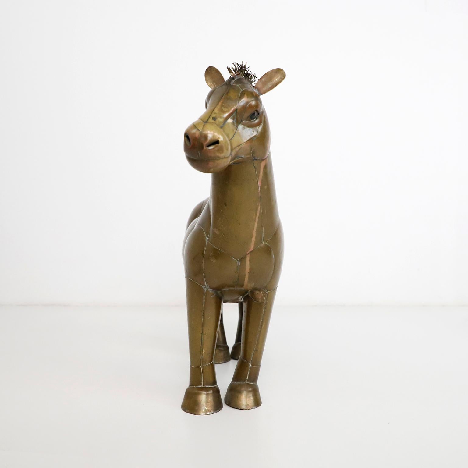 Circa 1960. Nous proposons cette figure de cheval en cuivre et laiton attribuée à Sergio Bustamante.