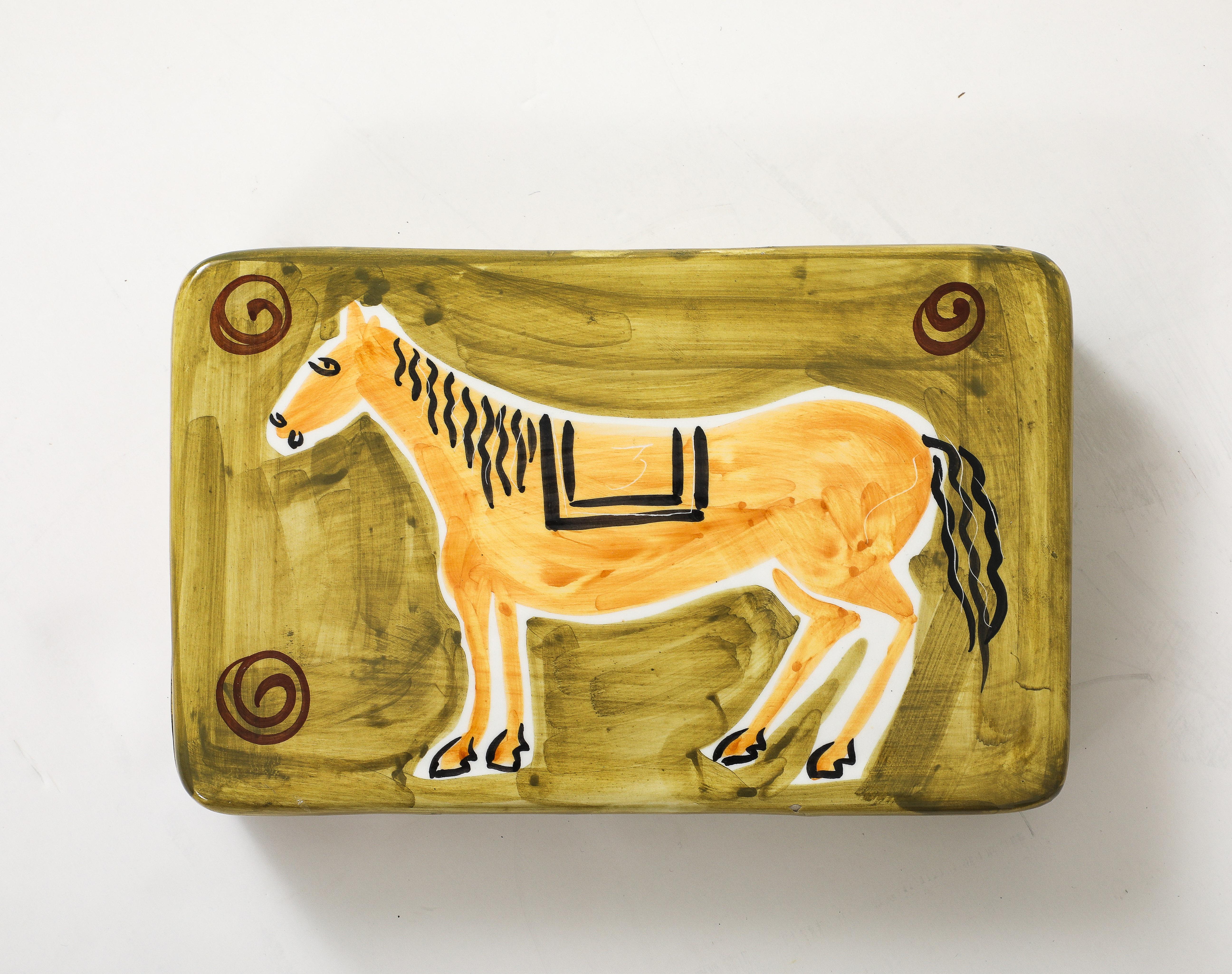 Caja de recuerdos/cigarrillos de porcelana de mediados de siglo, decorada a mano con un esmalte efecto acuarela que representa un caballo.
