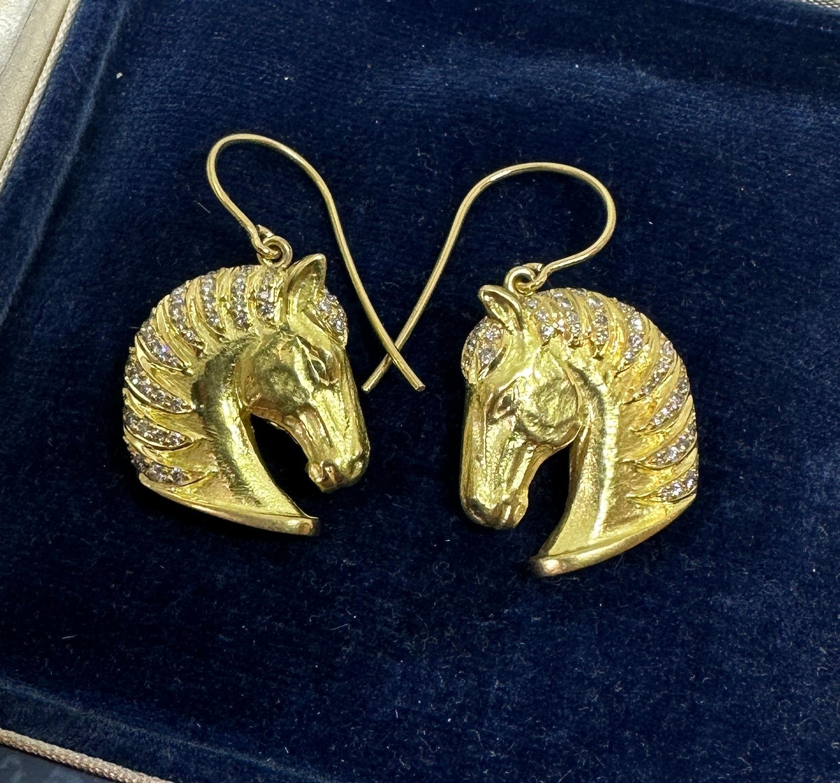 Questo è uno spettacolare paio di orecchini antichi a forma di testa di cavallo con 72 diamanti in oro 18 carati proveniente dalla Francia.  Questi magnifici orecchini sono francesi con un design classico Retro Mid-Century Modern in oro spazzolato. 