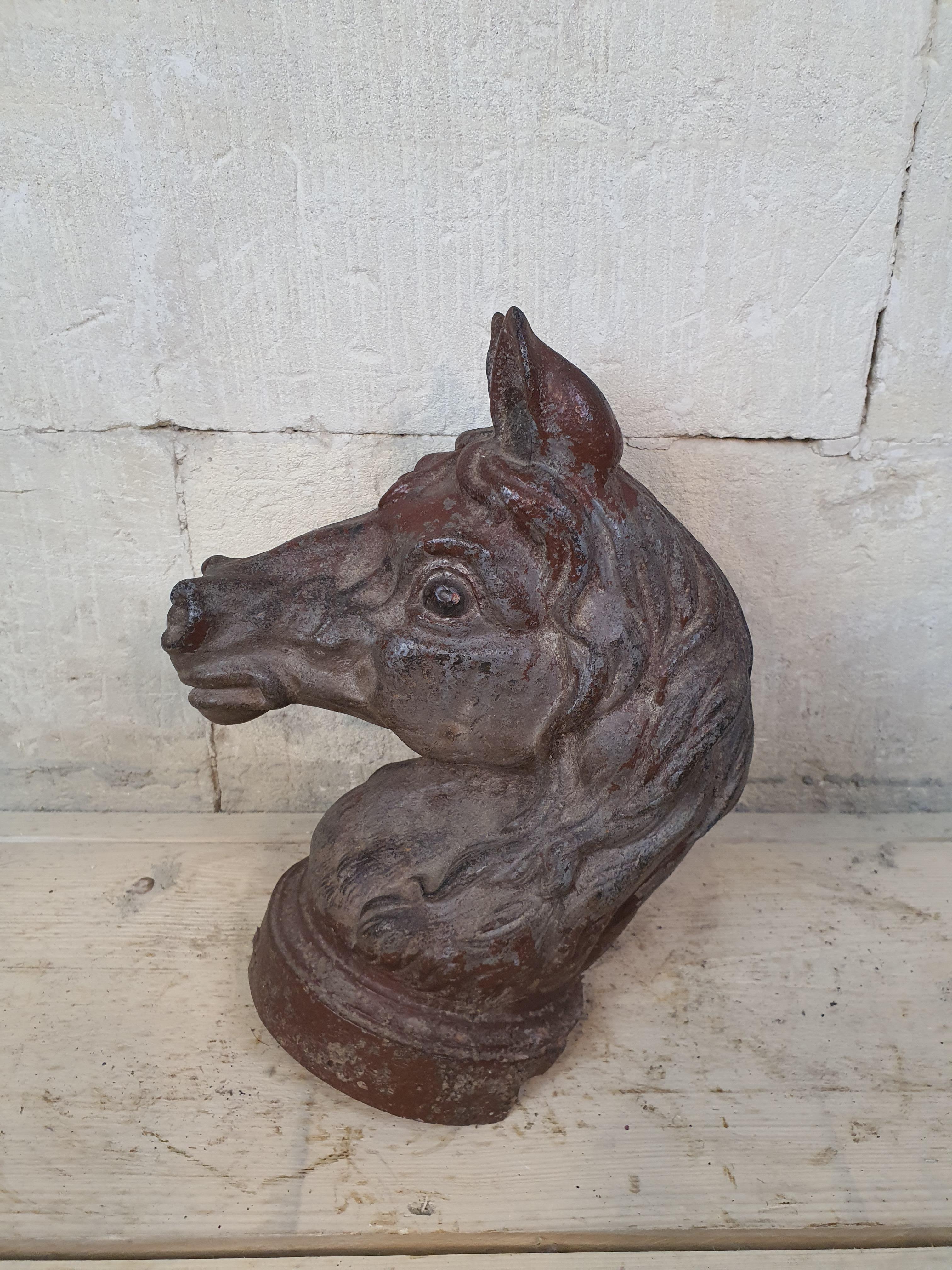 Un cavallo dallo stile divertente, dall'aria un po' compiaciuta, un palo per l'aggancio, con un pezzo mancante alla base, probabilmente francese.