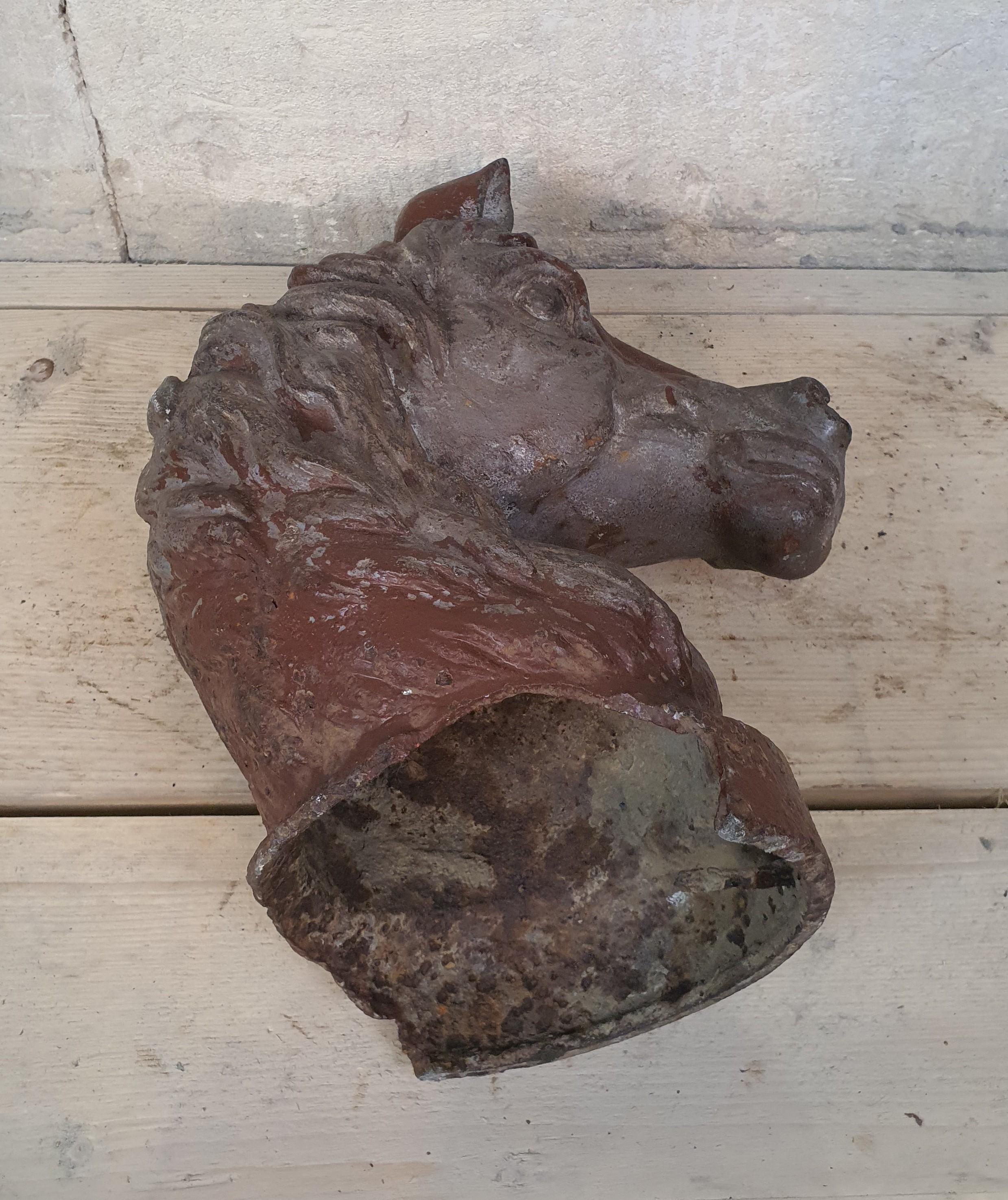 Palo per l'autostop in ghisa con testa di cavallo In condizioni deteriorate in vendita a Cheltenham, GB