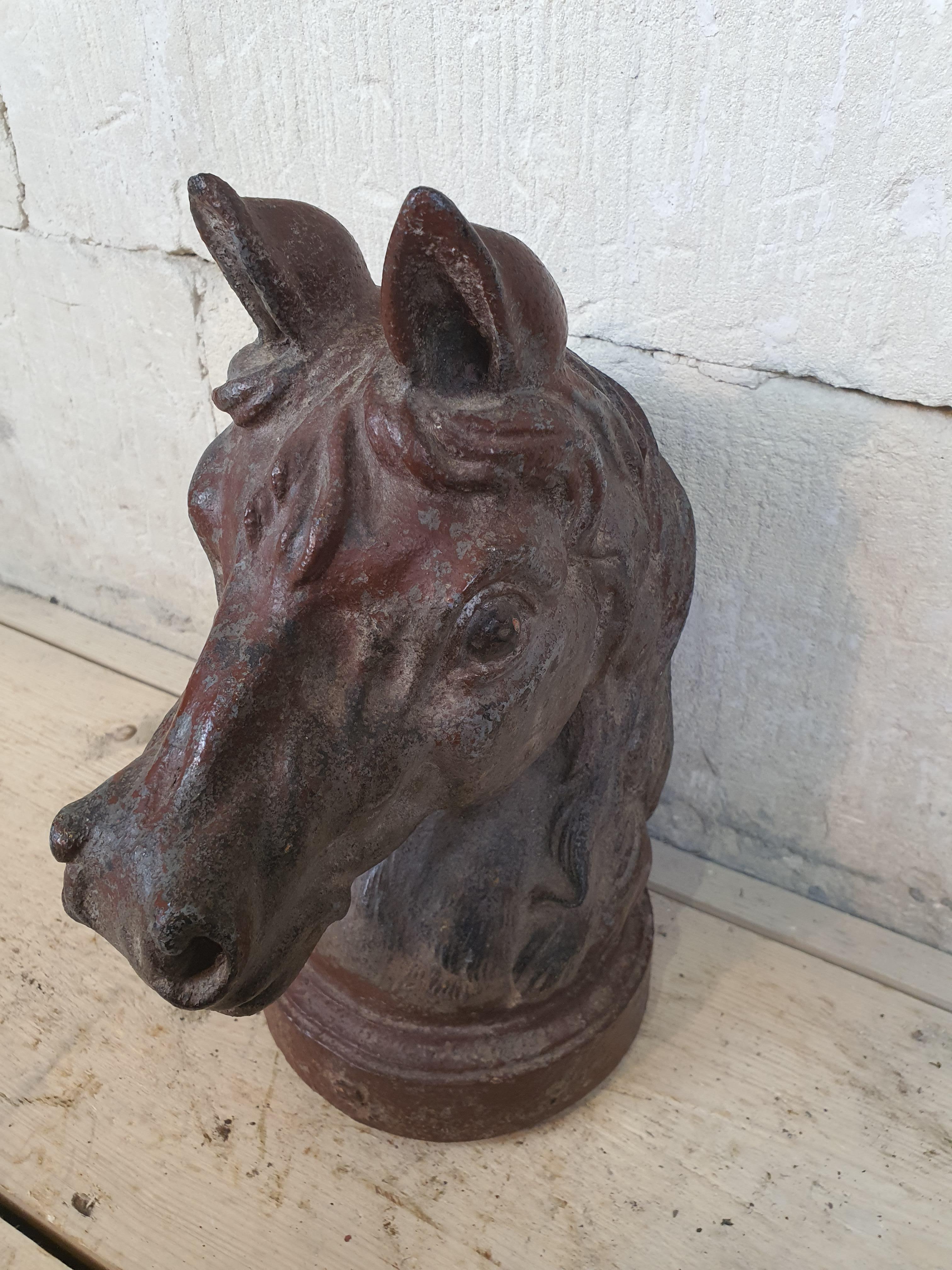 Palo per l'autostop in ghisa con testa di cavallo in vendita 1