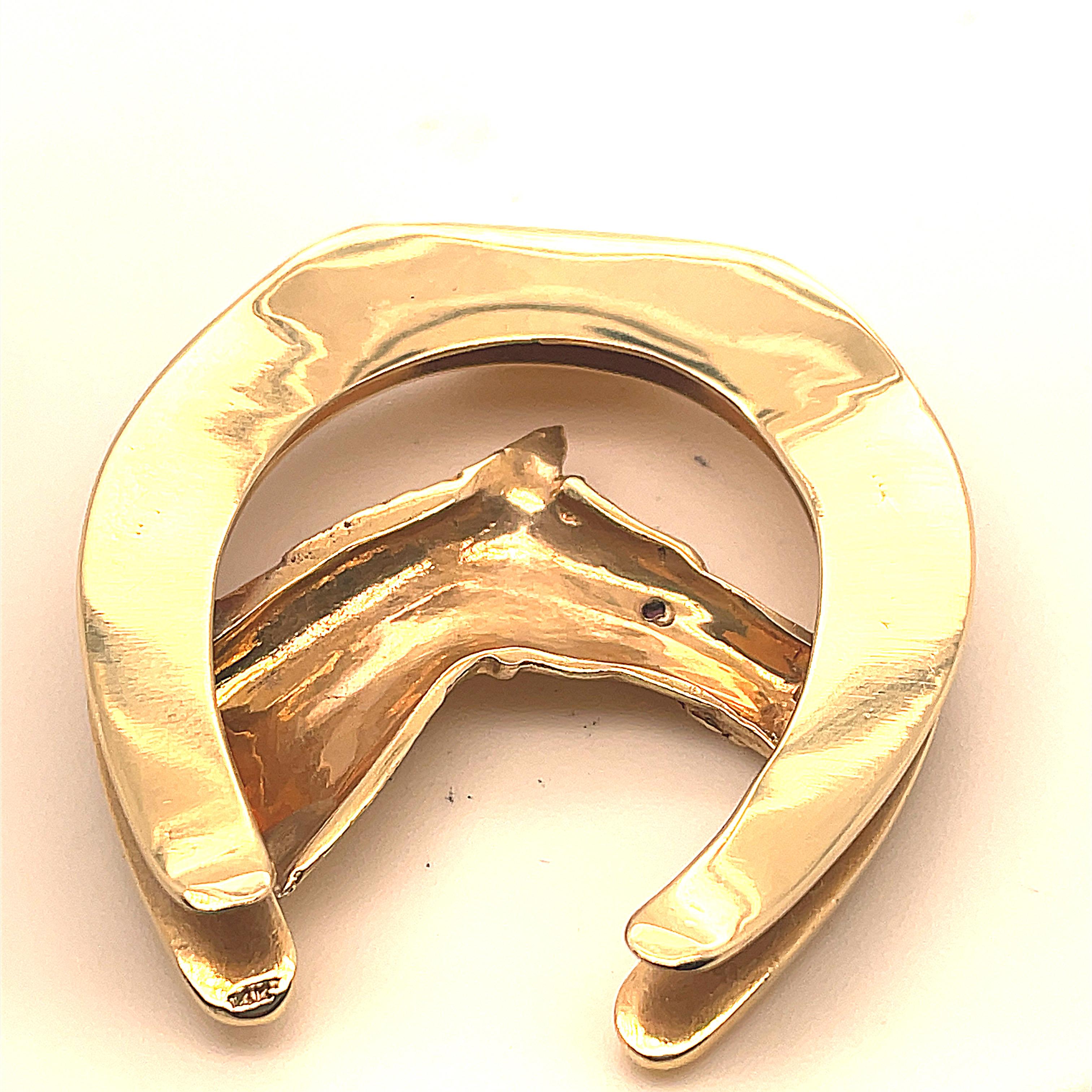 gold horse shoe