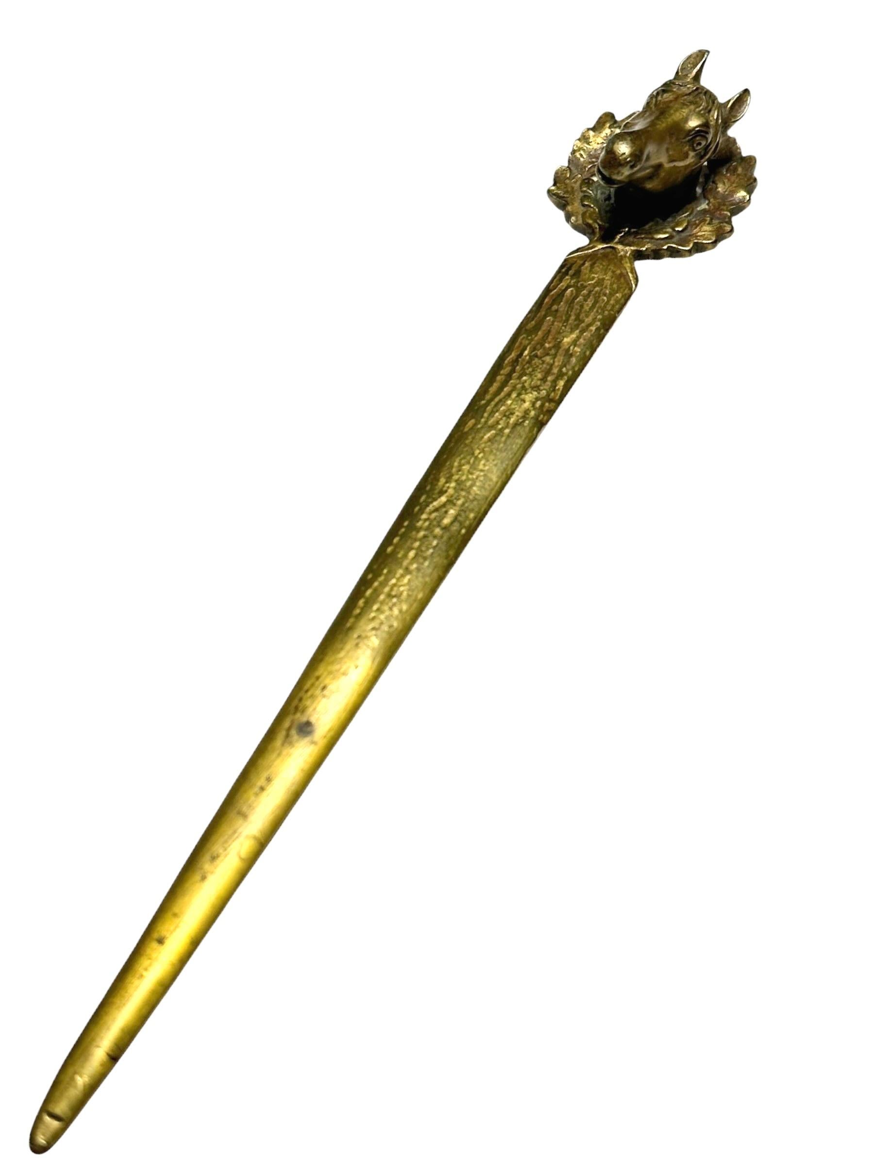 Clásico abrecartas austriaco de principios de los años 1910. Tiene una bonita pátina.
No lo limpié, así que el próximo propietario puede decidir lo que quiere hacer con él.
Esta pieza antigua, muy coleccionable, está en muy buen estado, acorde con