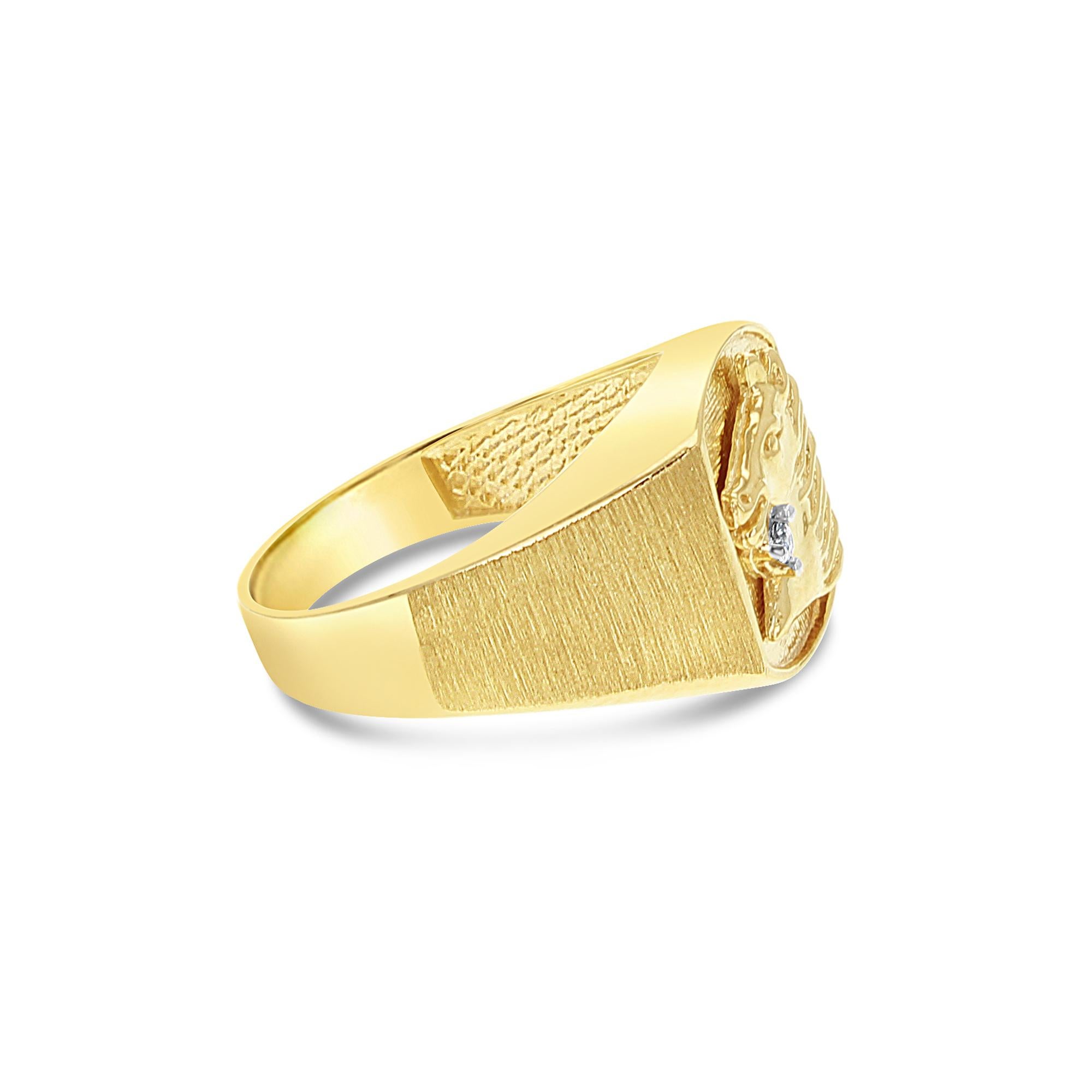 Taille ronde Tête de cheval avec médaillon en or jaune 10 carats et diamants en vente