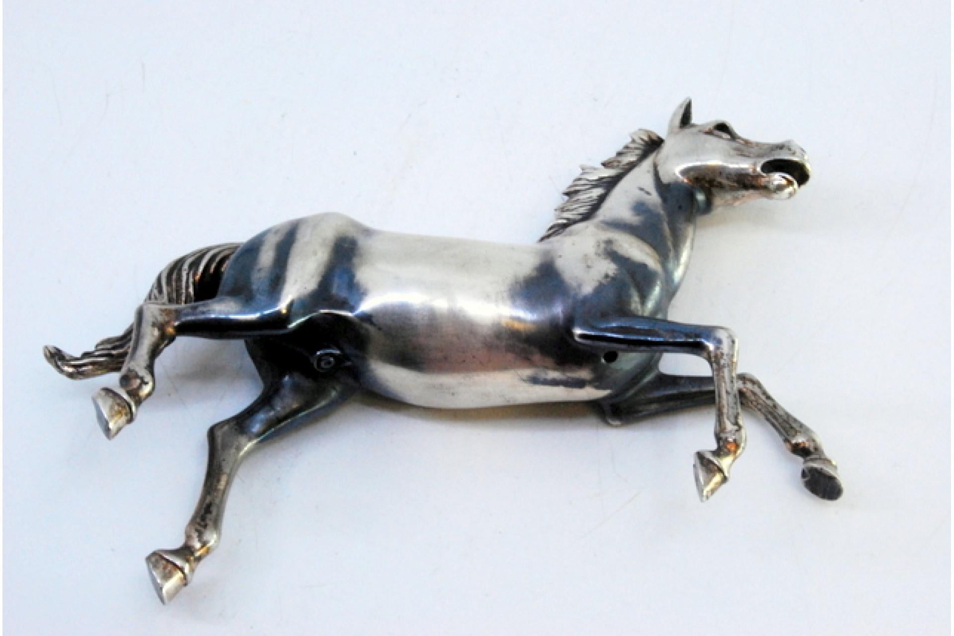 Horse in nielada silver in gallop position en vente 1