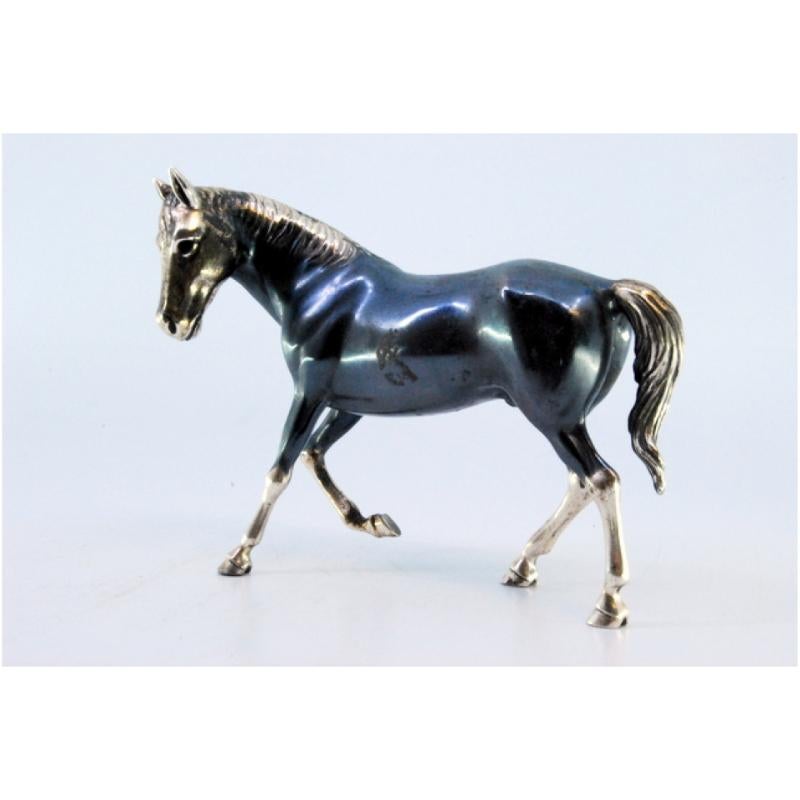 Description : Cheval argenté niellé en position de trot. Métal : Argent. Origine : Portugais. Marque : Eagle Head. Poids : 247,66 grammes. Dimensions : 13x3cm. Contenu : 925/1000. Marque d'essai : Oui, entre 1984 et 2021. Informations