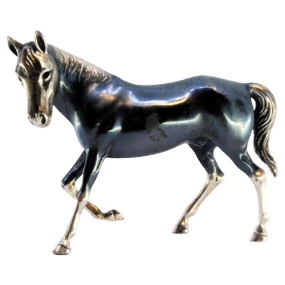 Horse in nielada silver in trotting position en vente