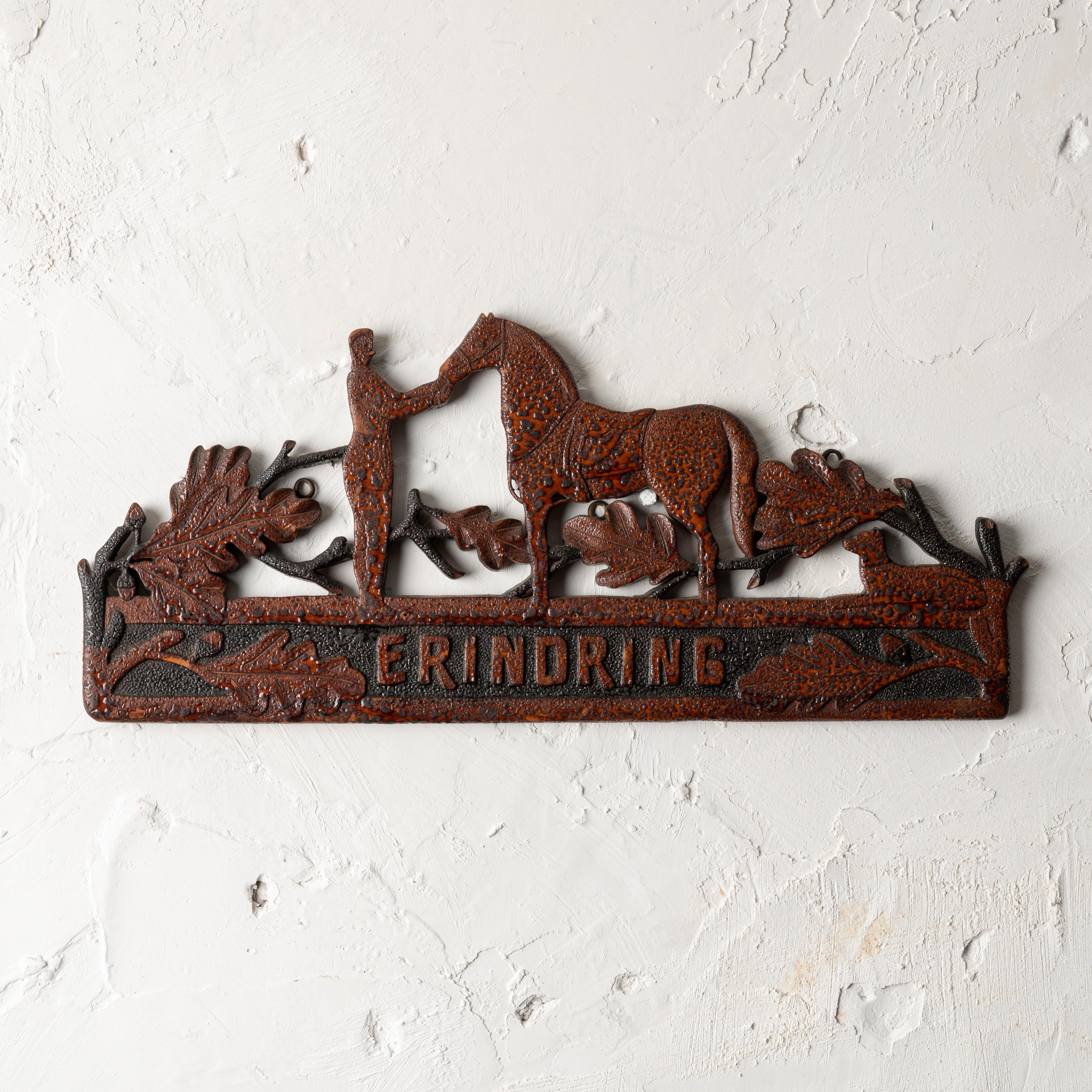 Placa conmemorativa de un caballo de madera tallada con la palabra noruega 