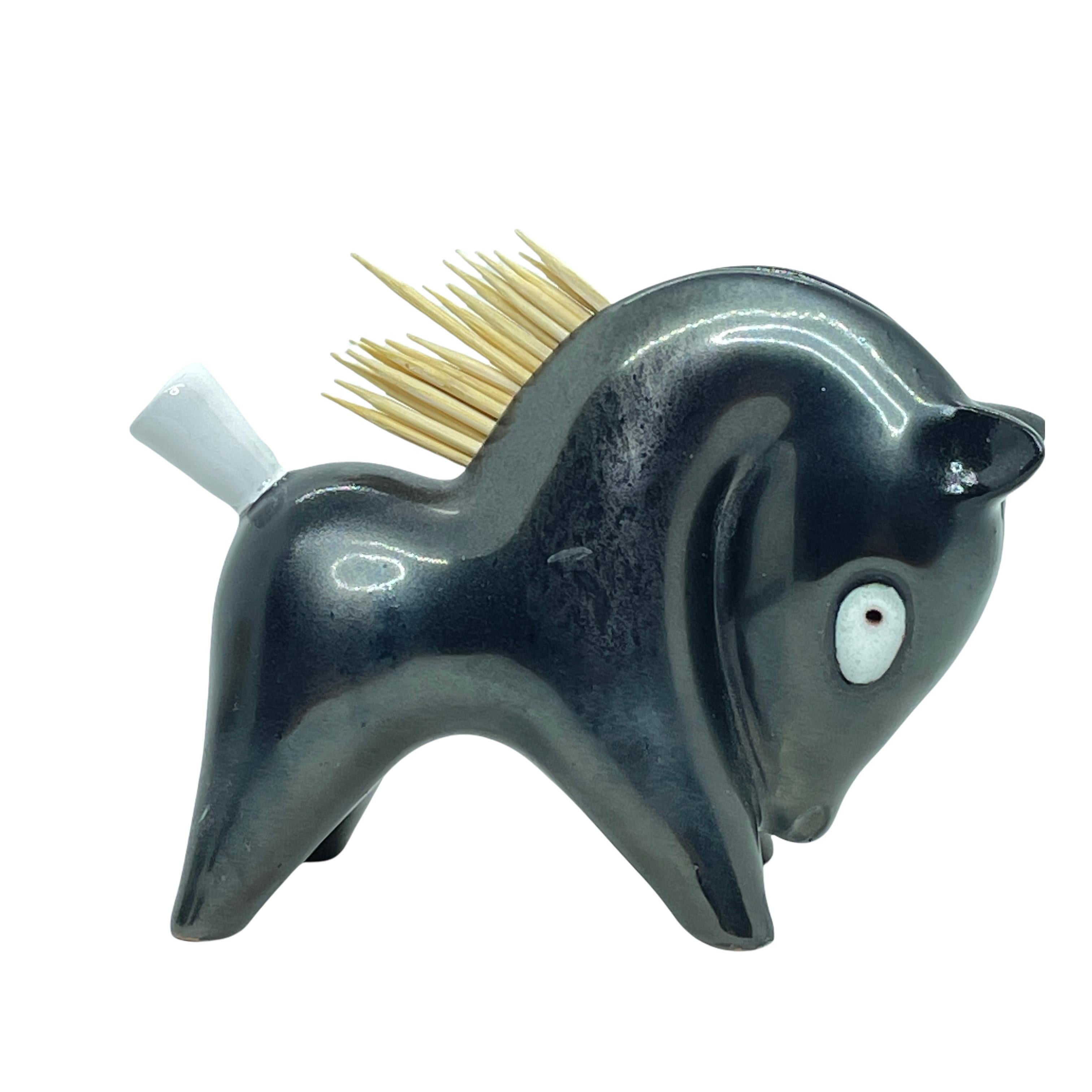 Eine dekorative Zahnstocherhalter-Figur im Vintage-Stil. Hergestellt aus Keramik in den 1950er Jahren. Ein hübsches Original, das man ausstellen oder einfach auf dem Tisch verwenden kann. Die auf den Bildern gezeigten Zahnstocher sind nicht in