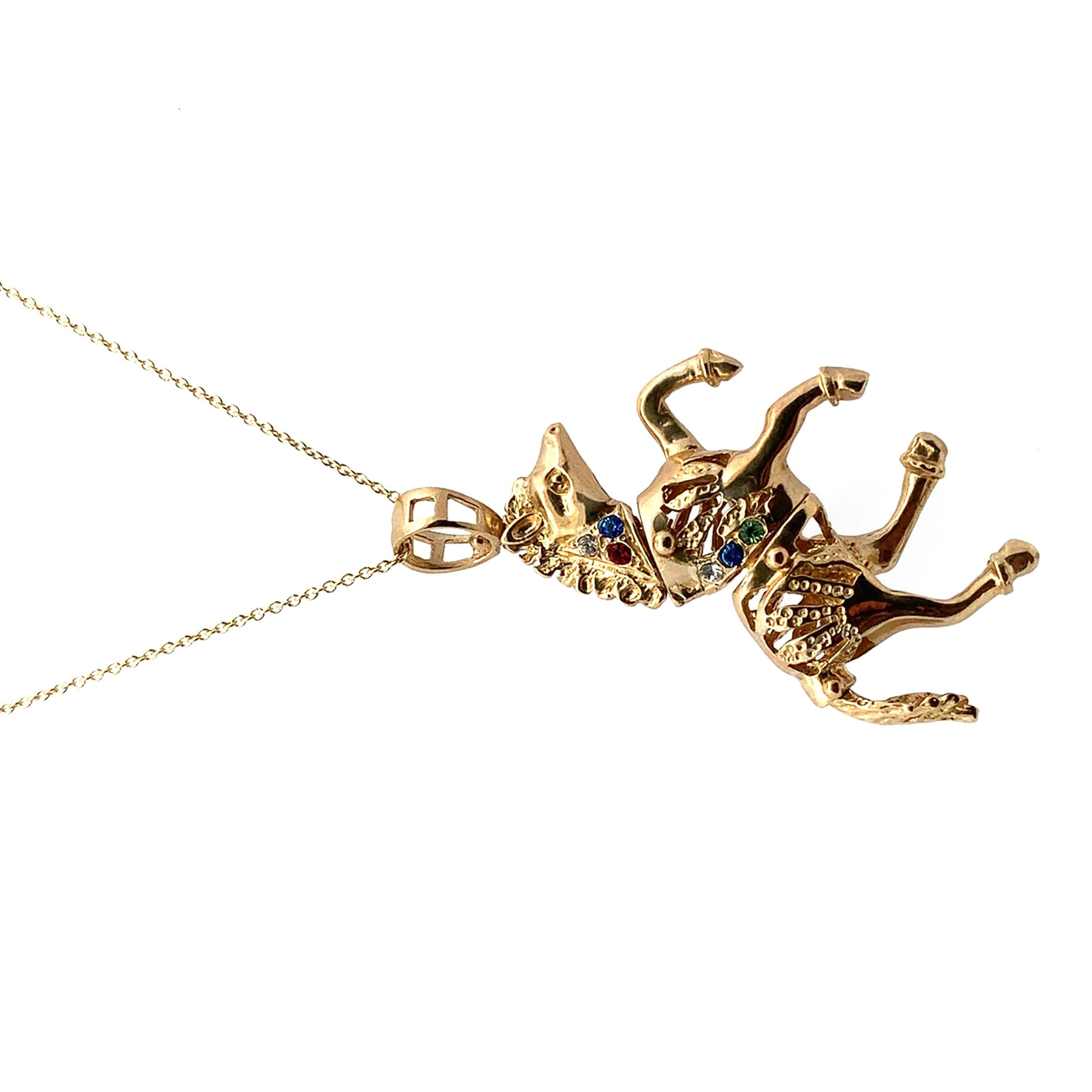 Collier pendentif vintage cheval en mouvement or jaune Unisexe en vente