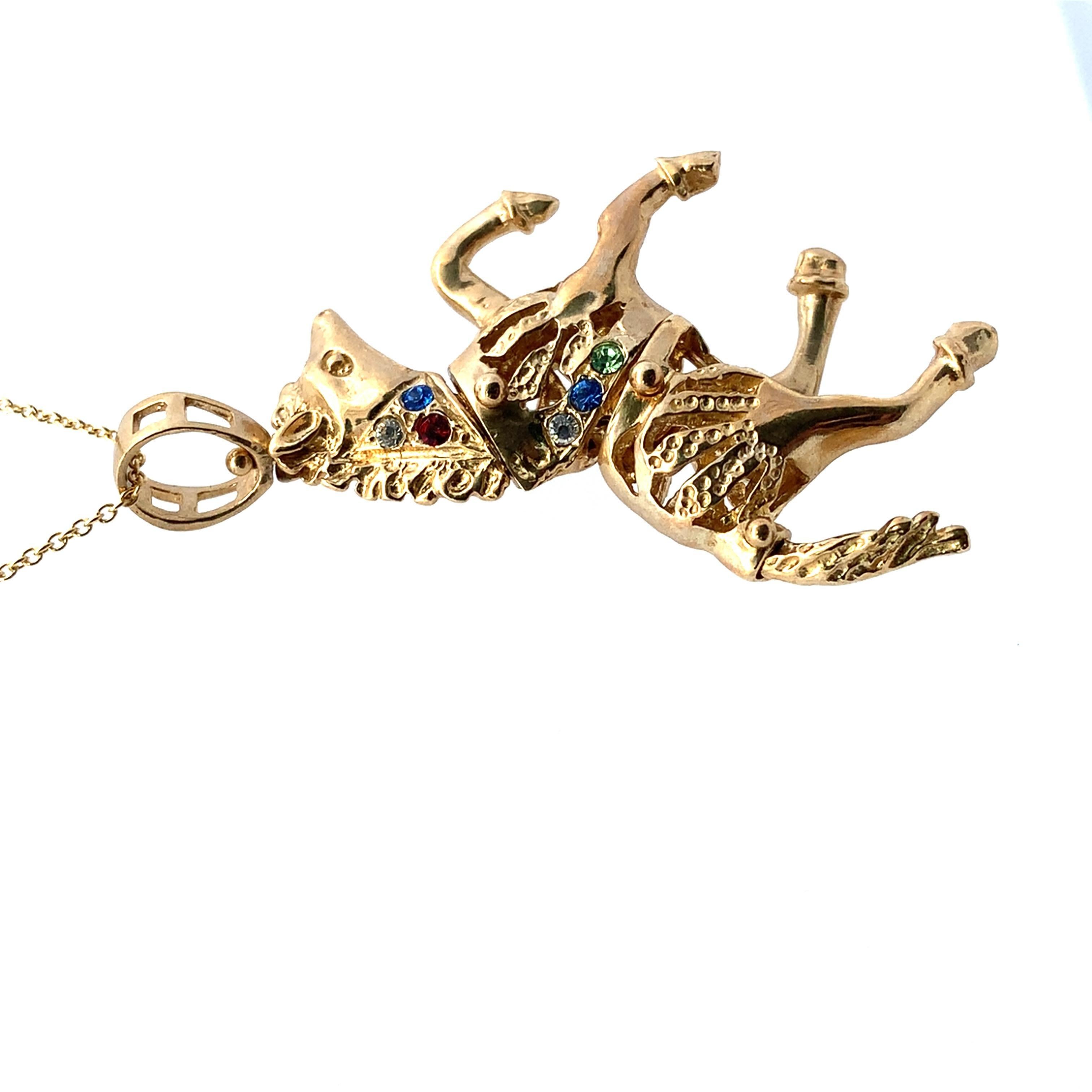 Collier pendentif vintage cheval en mouvement or jaune en vente 1