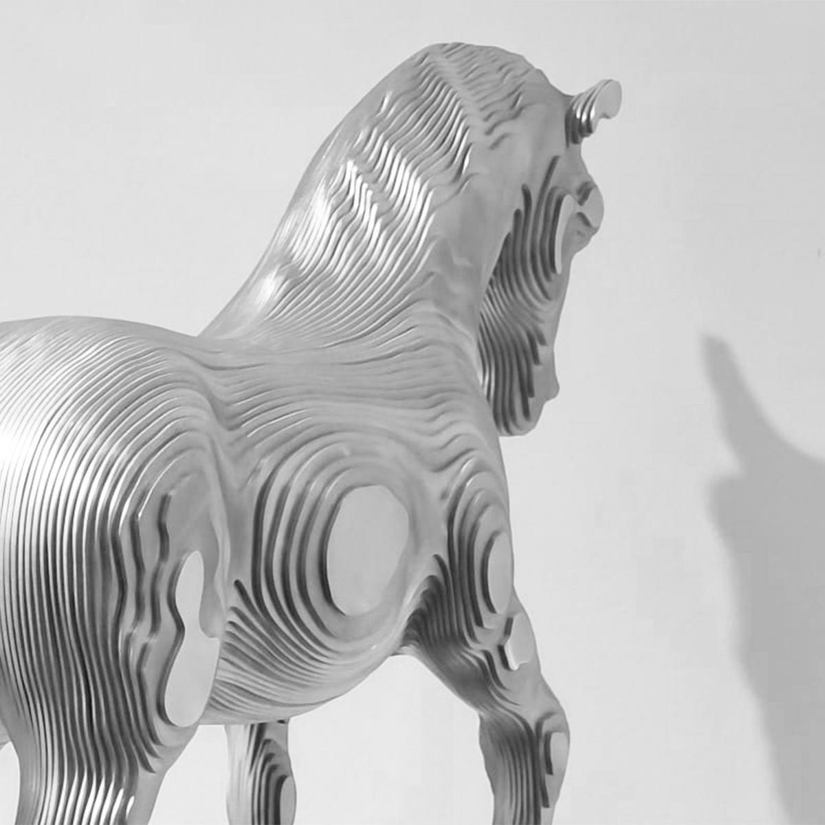 Scultura lucida di cavallo in vendita 1