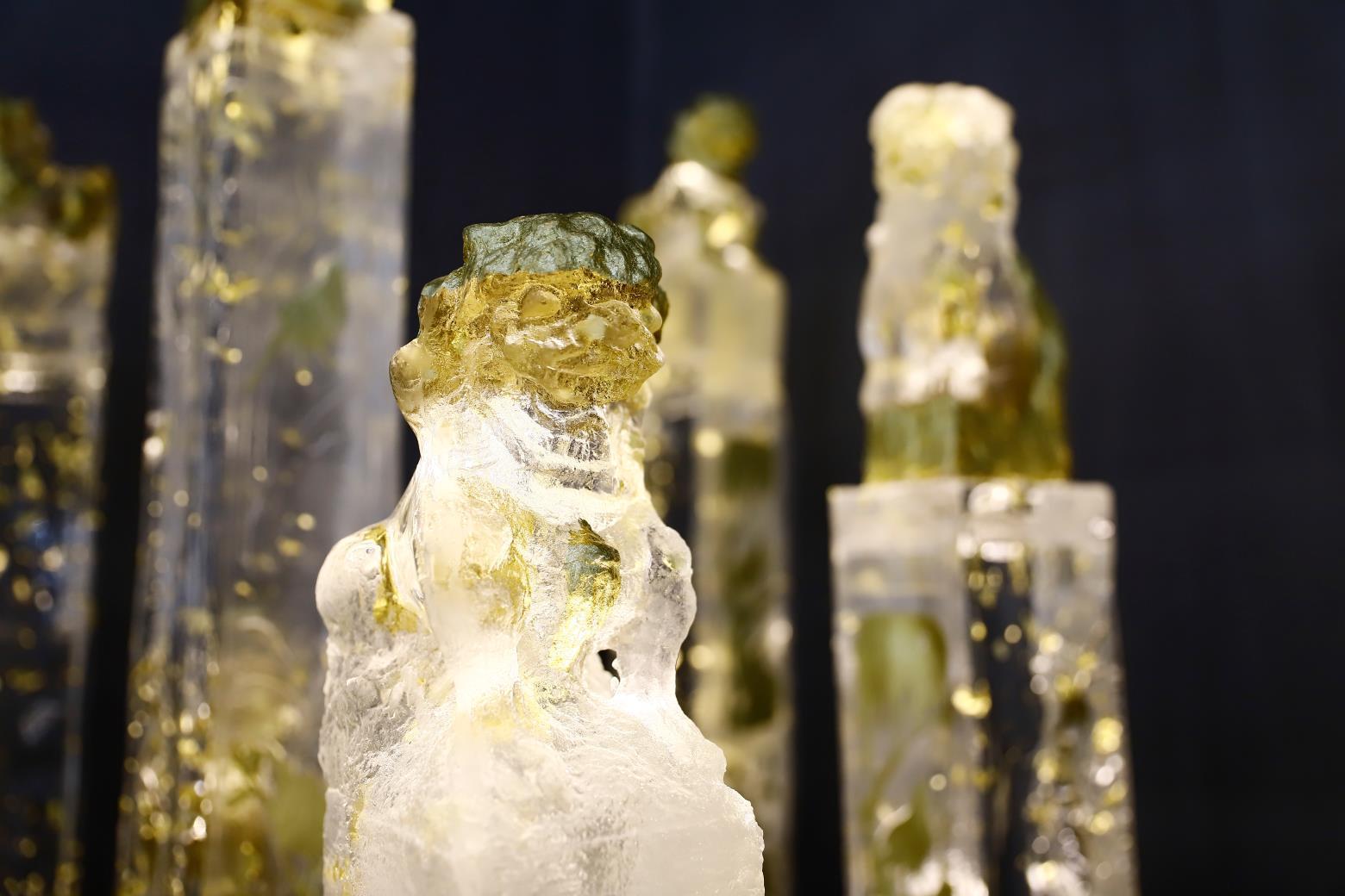 Fait main Sculpture de cheval en cristal avec feuille d'or de Gordon Gu en vente