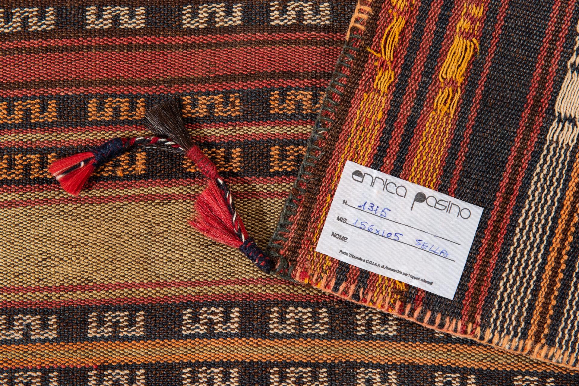 Silla de montar grande, toda a mano, de Turquía.  Si no lo usas, puedes colgarlo en la pared: es muy decorativo y cuesta menos que un cuadro.

ref. nº 1315.