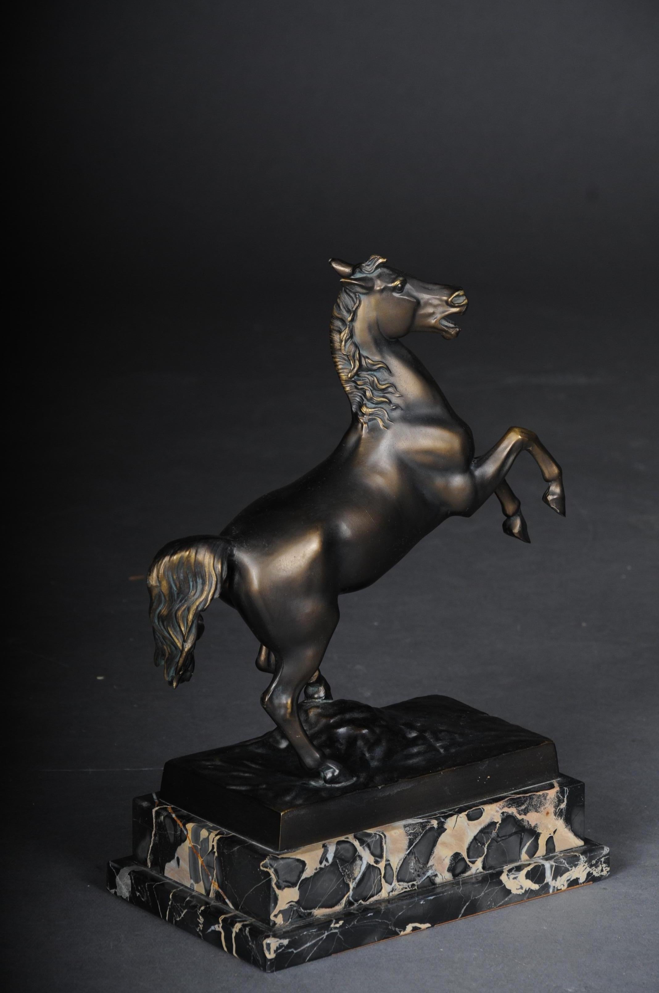 Horse sculpture / plastic bronze patented on marble base, circa 1920

Horse patinated in bronze. Aesthetic appearance of a horse on a black marble base, circa 1920.

(V-186).