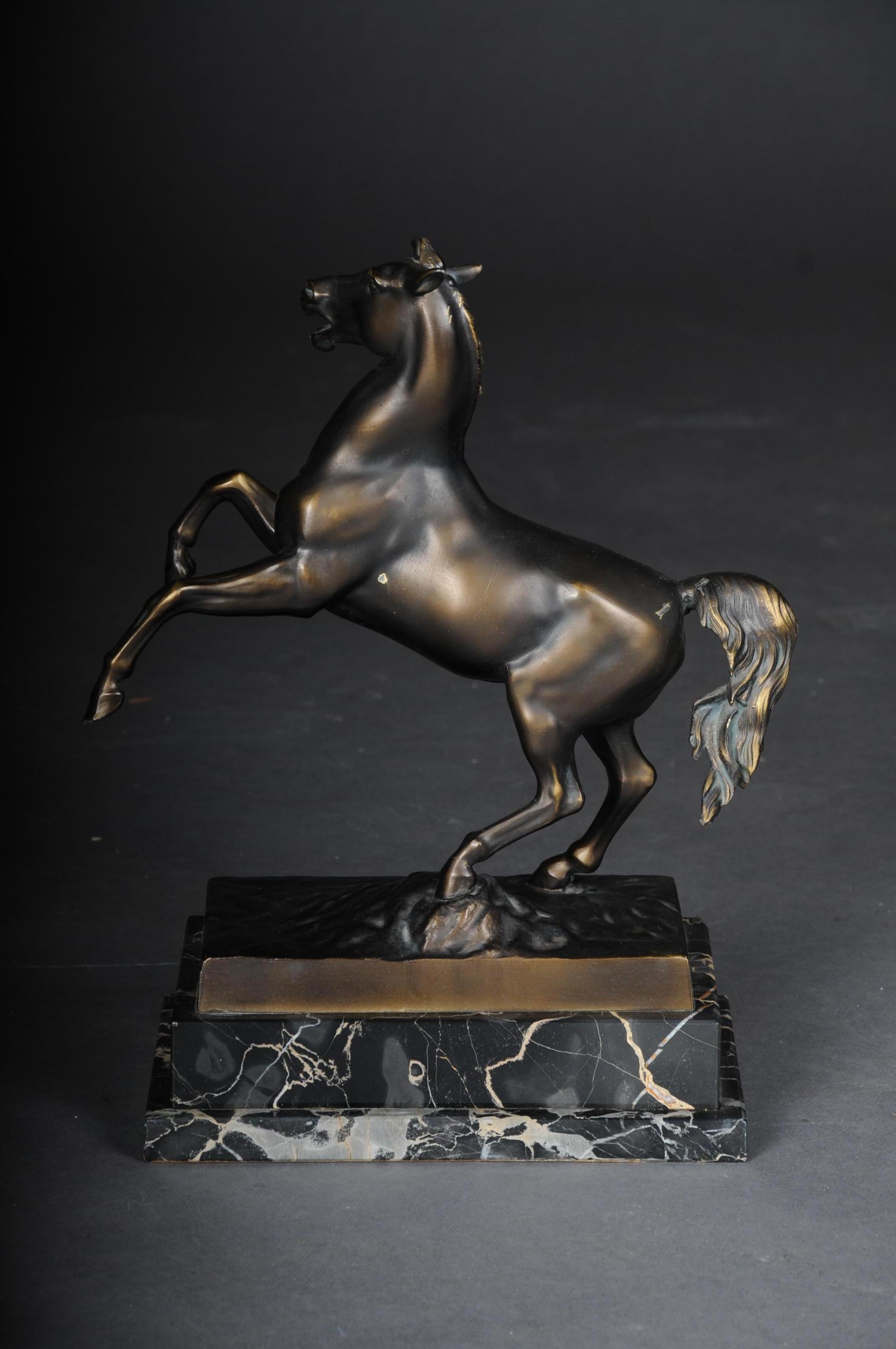 bronze pferd auf marmorsockel