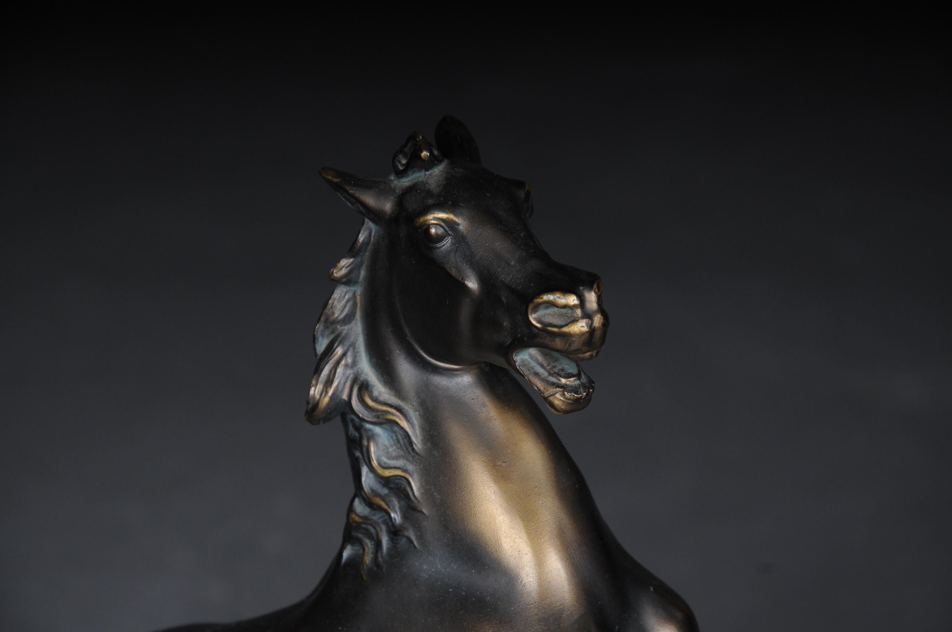 Pferdeskulptur / Plastik Bronze patentiert auf Marmorsockel, um 1920 (Deutsch) im Angebot